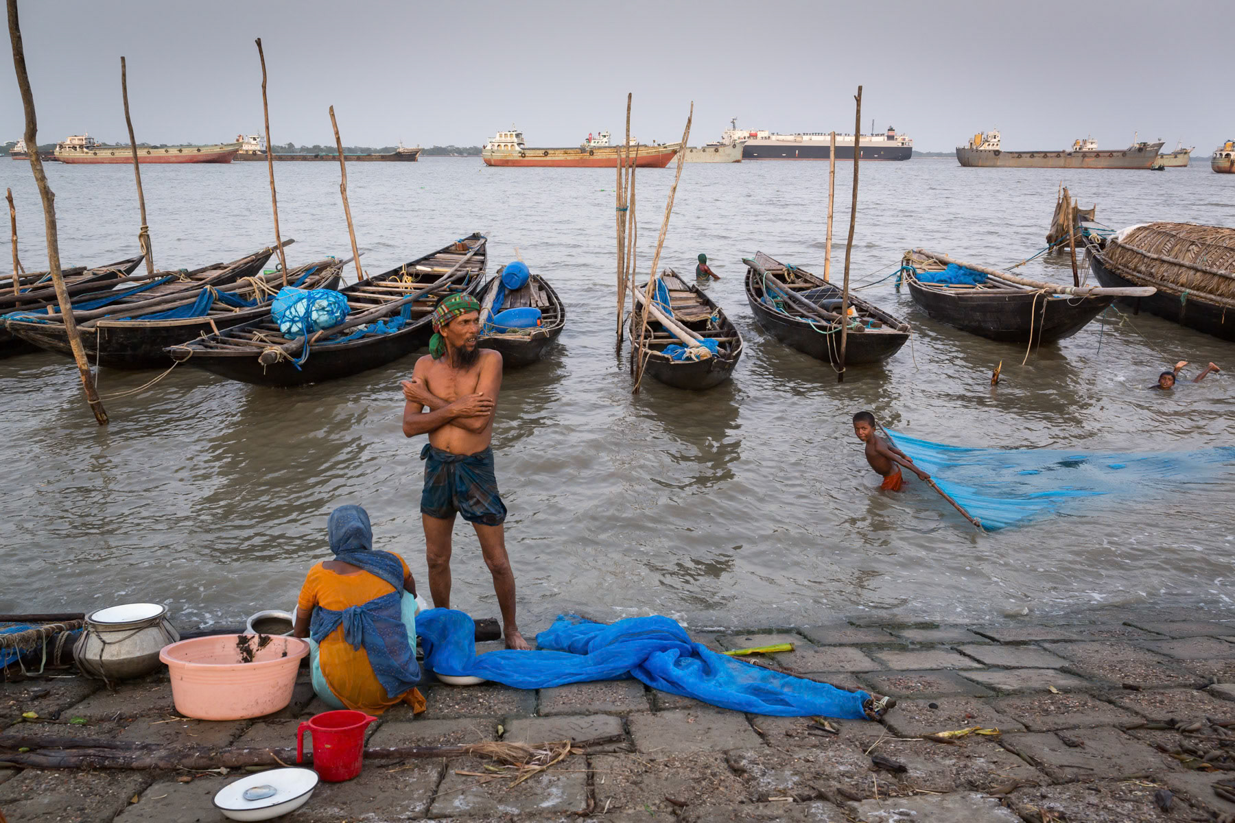 Baby shrimp fishing in the Pushur river during high tide. Banishanta Bazar in the district of Mongla, Bangladesh, May 2015