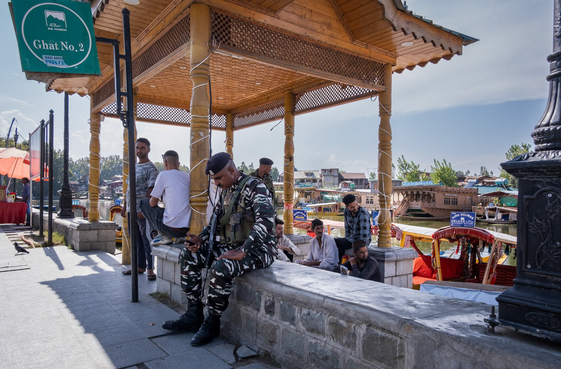 Indian military on duty on the streets of Srinagar. Kashmir with a predominately muslim population is divided between Pakistan and India in a status quo that has lasted since the end of the British Empire. The Kasmiri population in the part of Indian Administrated Kashmir lives in what they experience as occupation and being deprived from their basic human rights and self determination. India keeps the region in check at a cost of hundred thousands of troops patrolling the region and the border areas with Pakistan. Srinagar, India, September 2023