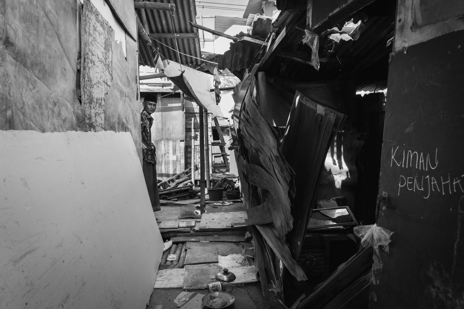 Temporary housing for people evicted from their lands where new infrastructure and real estate projects are being developped. Land rights and land ownership is a big problem affecting mainly poor families from the fishing community. Soil sinking, rising sea levels and floods make their living conditions and survival even more precarious. Muara Angke neighbourhood, North Jakarta, Indonesia, June 2022