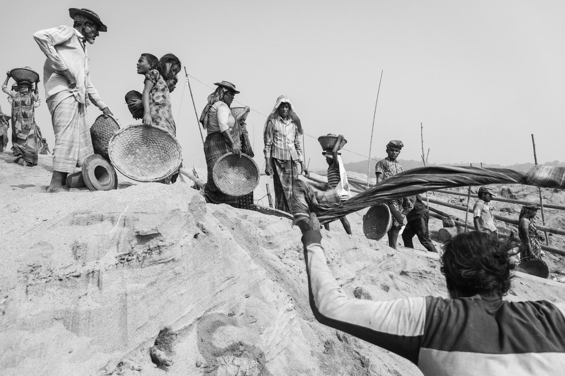 Seasonal migramt workers extracting stones from the river bed during the dry season, Tamabil in Bangladesh, December 2015
