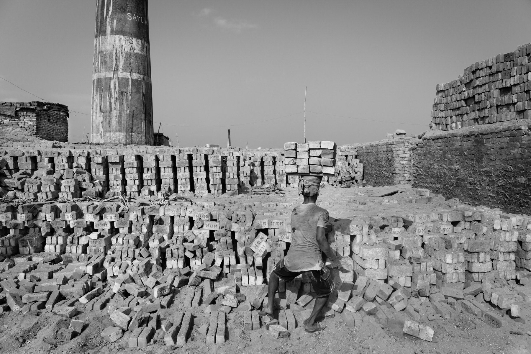 Removing finished bricks from the kiln, Dhaka, Bangladesh, May 2015