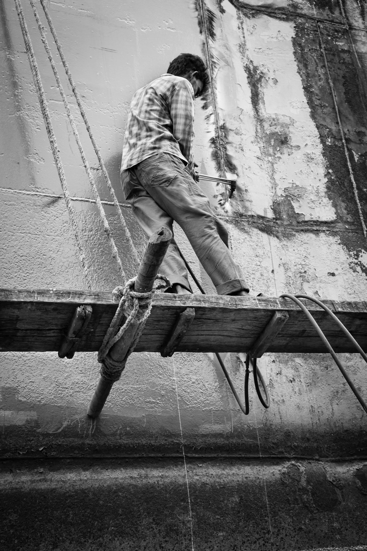 Welder, Kerienigong shipyards, Dhaka, May 2015
