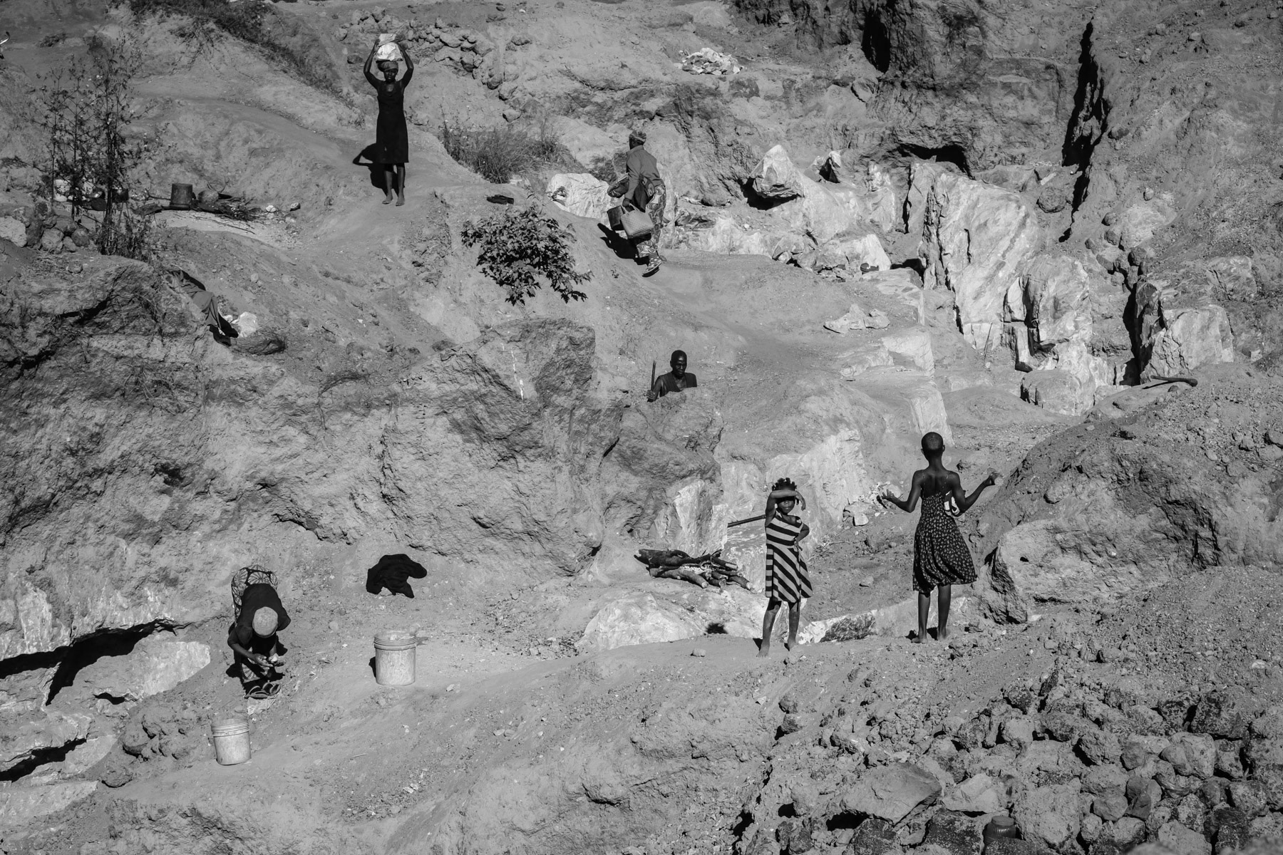 Residents of Makululu working in a small scale open pit mine opened as a community empowerment project. All hard labour is done manually and wages are extremely low. Kabwe, Zambia, May 2021
