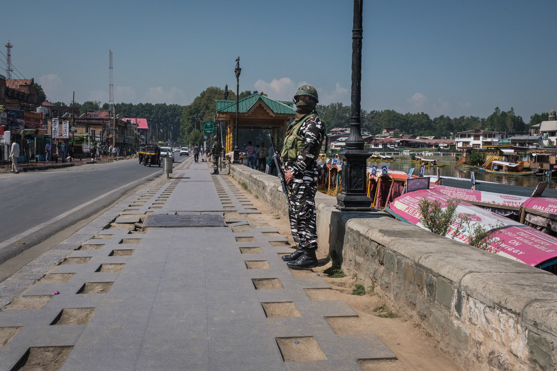 Indian military on duty on the streets of Srinagar. Kashmir with a predominately muslim population is divided between Pakistan and India in a status quo that has lasted since the end of the British Empire. The Kasmiri population in the part of Indian Administrated Kashmir lives in what they experience as occupation and being deprived from their basic human rights and self determination. India keeps the region in check at a cost of hundred thousands of troops patrolling the region and the border areas with Pakistan. Srinagar, India, September 2023
