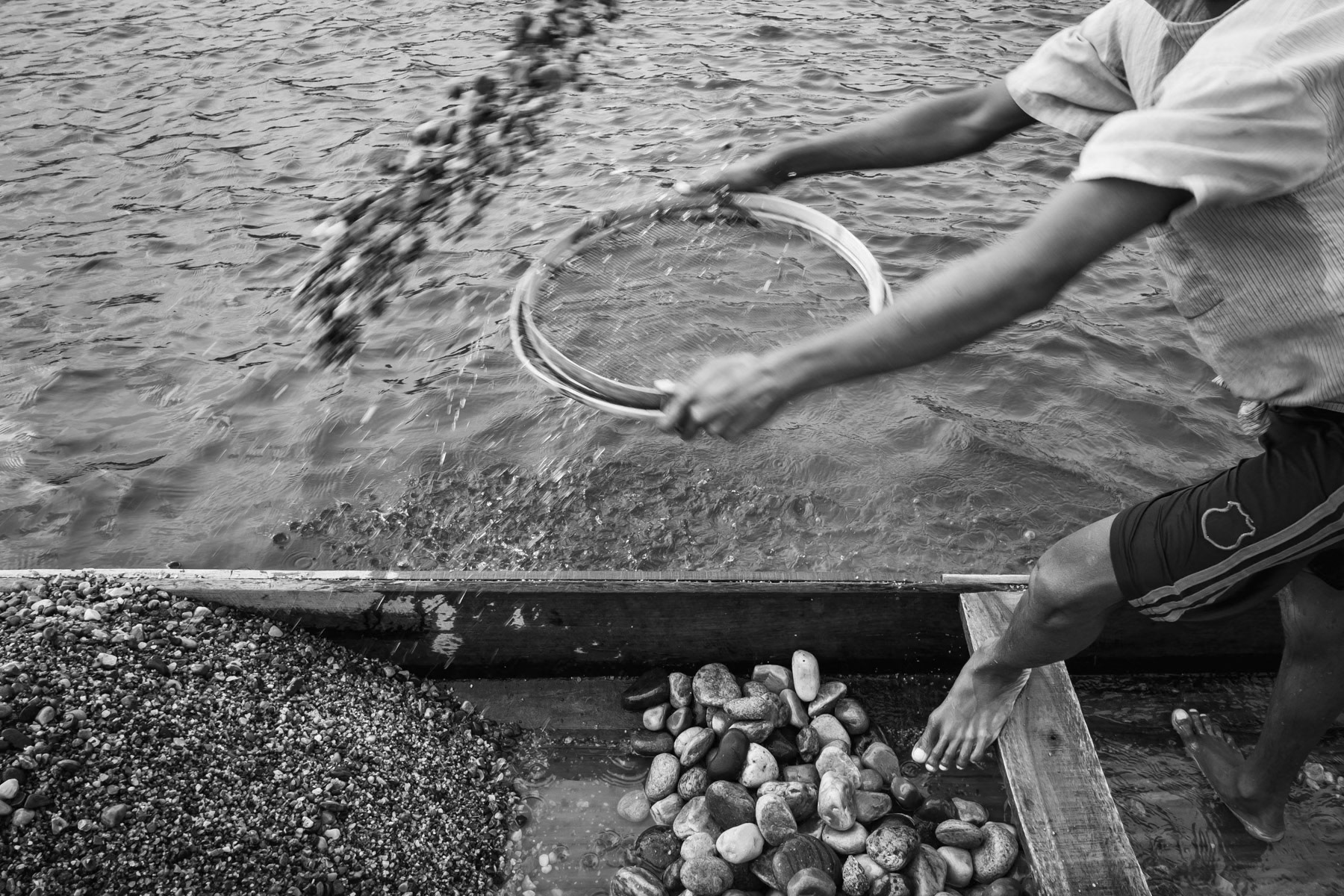 Stone divers sorting stones that will later be used to supply the booming construction sector. Goyain river in Jaflong, Bangladesh, May 2016
