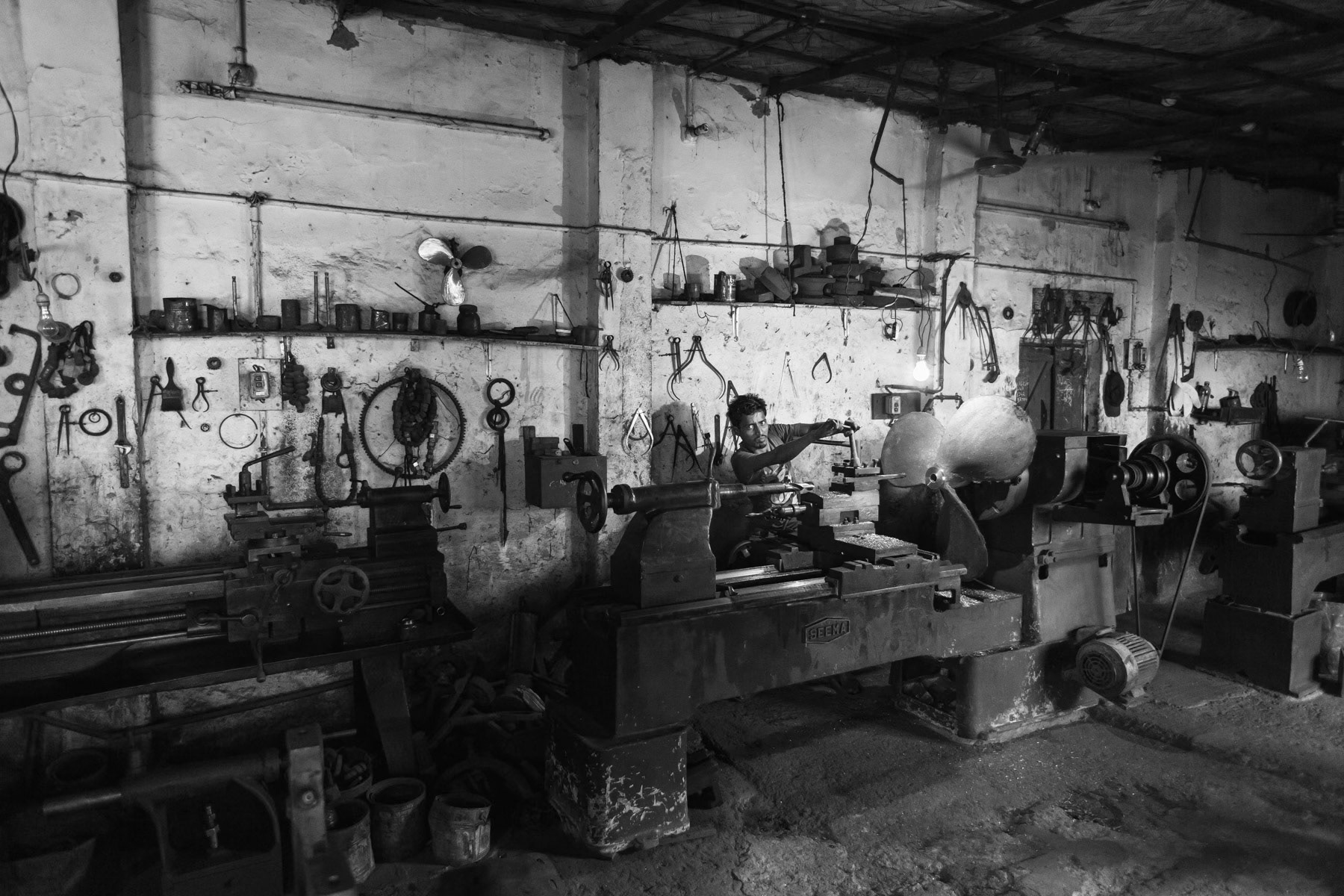 Calibrating a propeller, Kerenigong Neighbourhood, Dhaka, October 2014