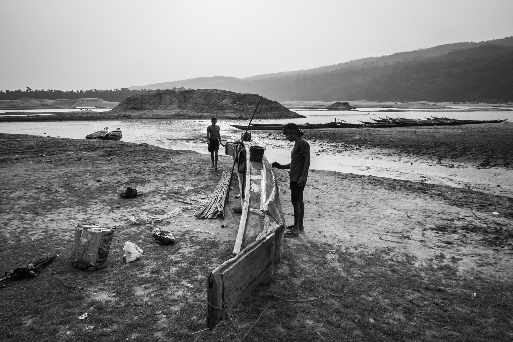 Repair of boat used to recover stones from the Goyain riverbed. Jaflong, Bangladesh, May 2016