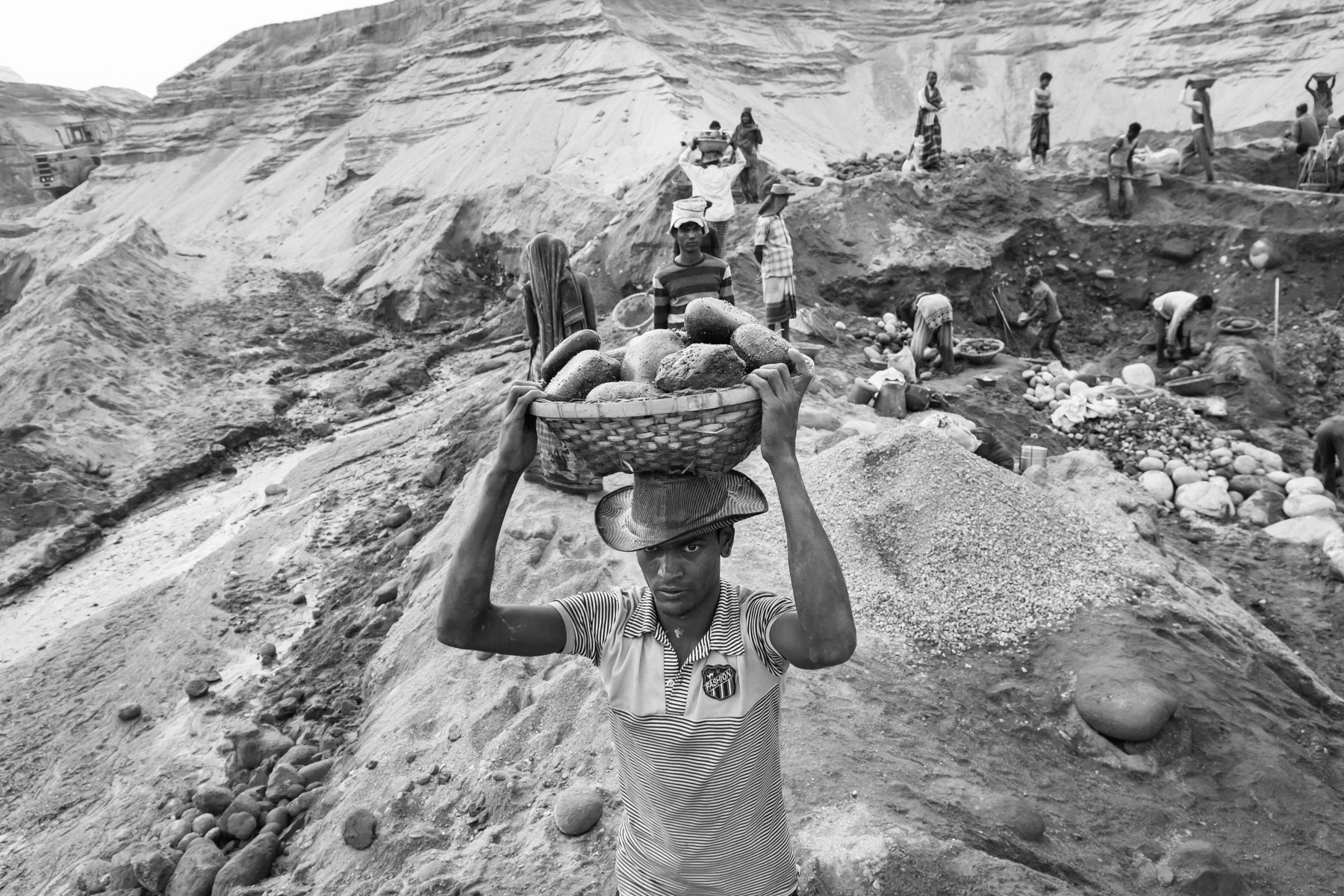 Seasonal migramt workers extracting stones from the river bed during the dry season, Tamabil in Bangladesh, December 2015