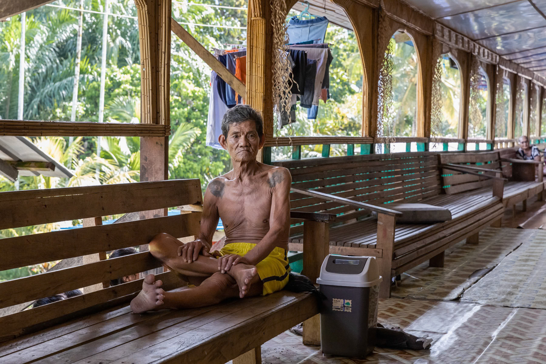Indingenous man of the Bukit tribe. The Bukit tribe was originally living in the tropical rainforest. During the past decennia mine exploitation, logging and hydroelectric infrastructure have severely jeopardized their way of life and livelihood. Through re-settlement projects they are mostly living in small community clusters at the edge of the rainforest. Bukat settlement, Sarawak, Malaysian Borneo, June 2022