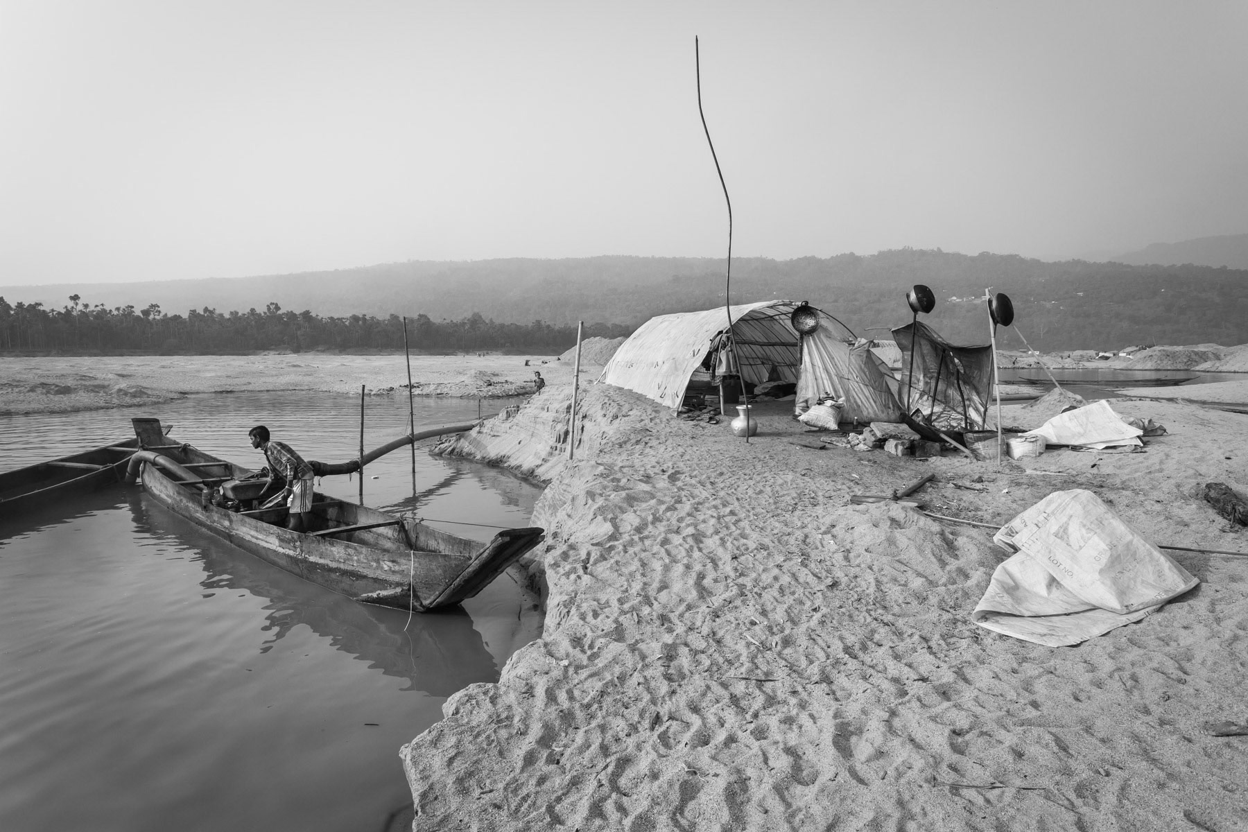Makeshift dwelling of a seasonal stone digger, Goyain river bed in northern Bangladesh, December 2015