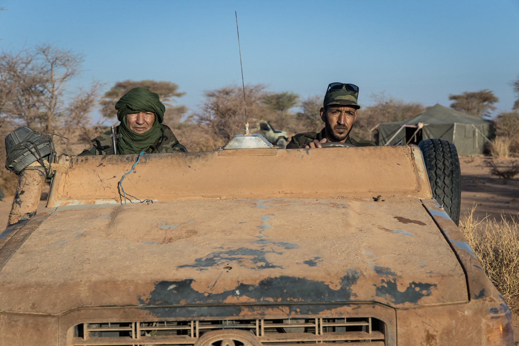 Sahrawi military leaving to join other units in an undisclosed location near the frontline in the second militarty region of the Sahrawi Arab Democratic Republic (SADR). Vehicles have their roof cut out and body parts are smeared with mud and sand in order to be less reflective against drone attacks. Undisclosed location in the liberated territories of the Western Sahara, October 2021