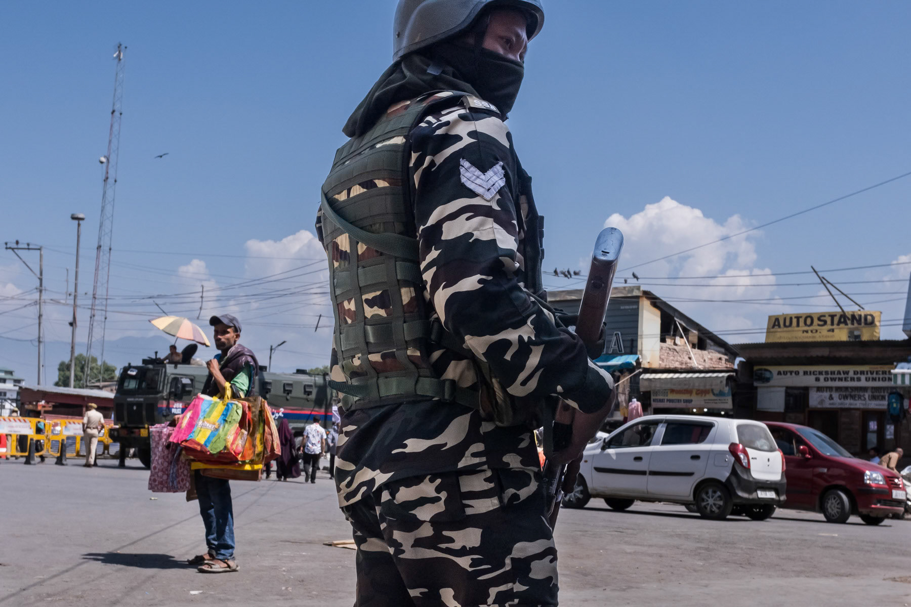 Indian military on duty on the streets of Srinagar. Kashmir with a predominately muslim population is divided between Pakistan and India in a status quo that has lasted since the end of the British Empire. The Kasmiri population in the part of Indian Administrated Kashmir lives in what they experience as occupation and being deprived from their basic human rights and self determination. India keeps the region in check at a cost of hundred thousands of troops patrolling the region and the border areas with Pakistan. Srinagar, India, September 2023