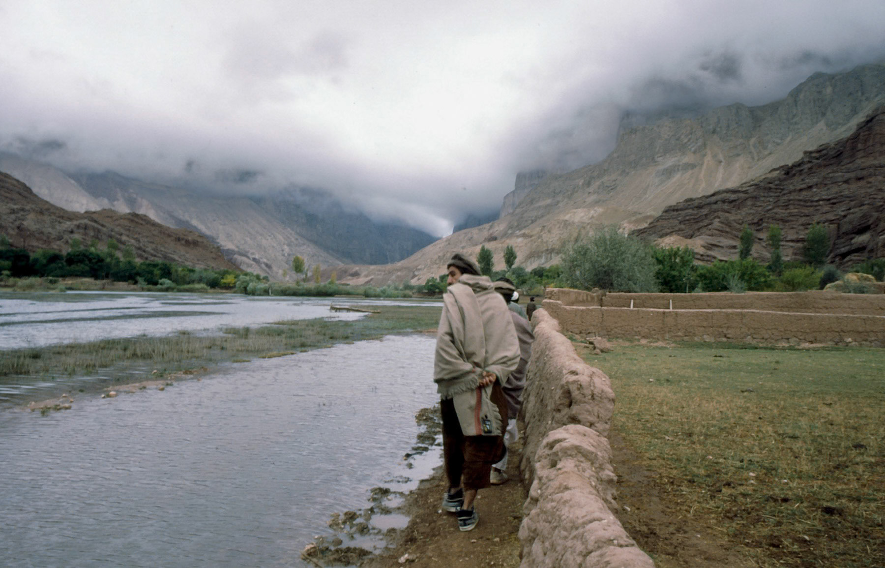 Afghan villagers in Doab-e-Mikhezarin, a village in a valley connecting northern Afghanistan and Bamyan as an alternative to the Salang pass. Afghanistan, 1995