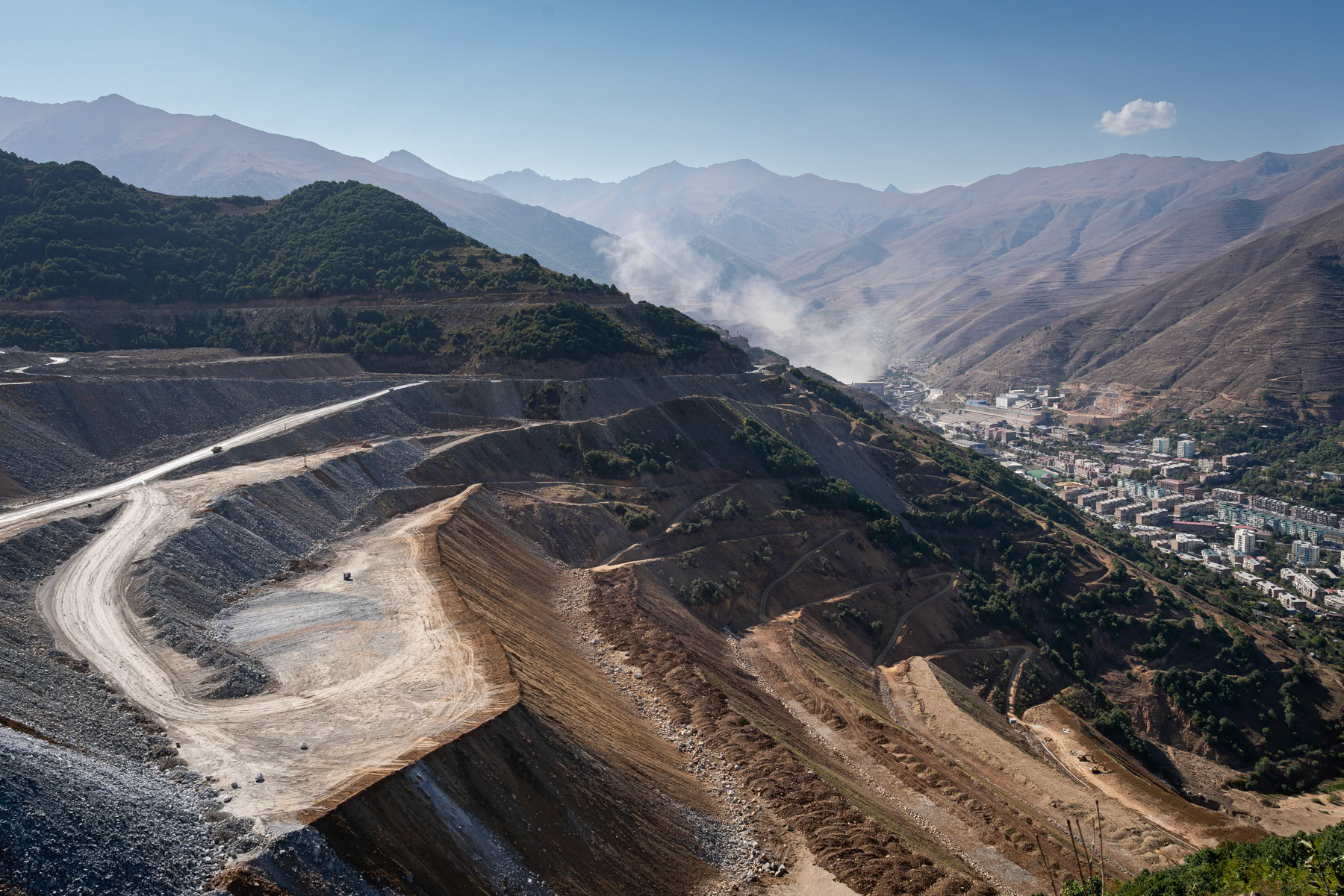 A gigantic open-pit mine where copper, gold, and several rare metals are extracted. This mine is the region's main source of income. Kajaran, Syunik province, Armenia, September 2025