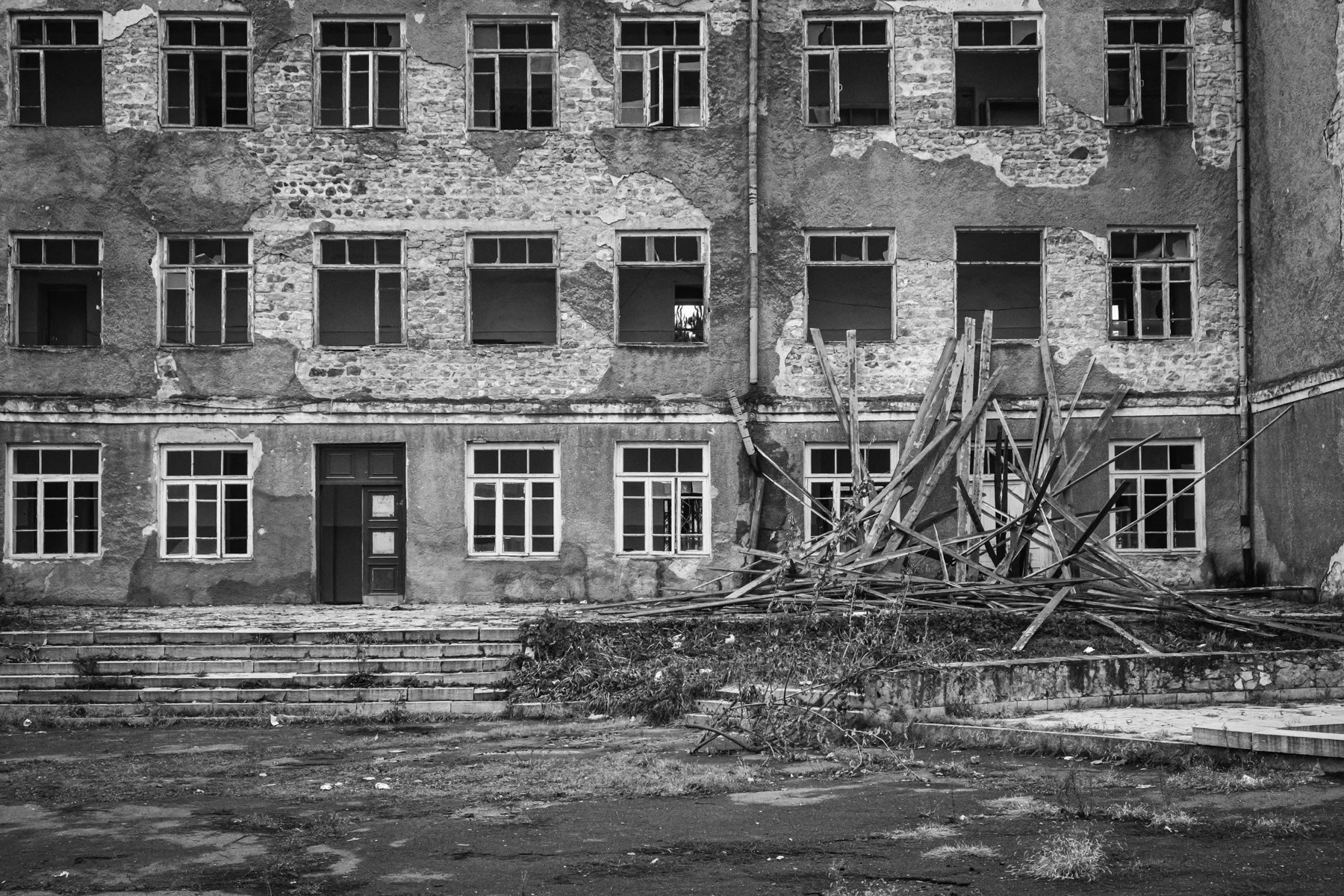 Starting on the 27th of September 2020, the Azerbaijani artillery and drones kept Stepanakert, the capital of Nagorno-Karabakh, a town with a population of 50,000, under fire for 44 days. Human Rights reports highlighted the use by both sides of banned munitions such as cluster munitions and artillery rockets that did not distinguish between military targets and civilian structures. Armenian forces have also hit several times densely populated areas with rockets within Azerbaijan, in particular the second largest city of the country, Ganja. Stepanakert, Nagorno-Karabakh, December 2020