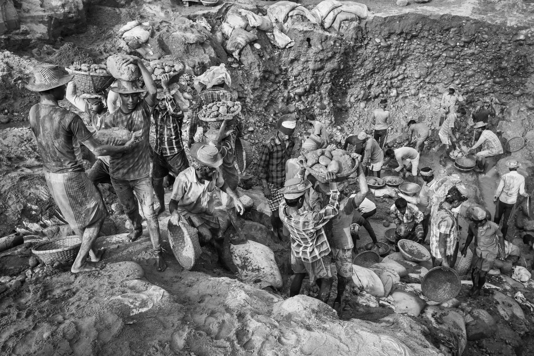 Seasonal migramt workers extracting stones from the river bed during the dry season, Tamabil in Bangladesh, December 2015