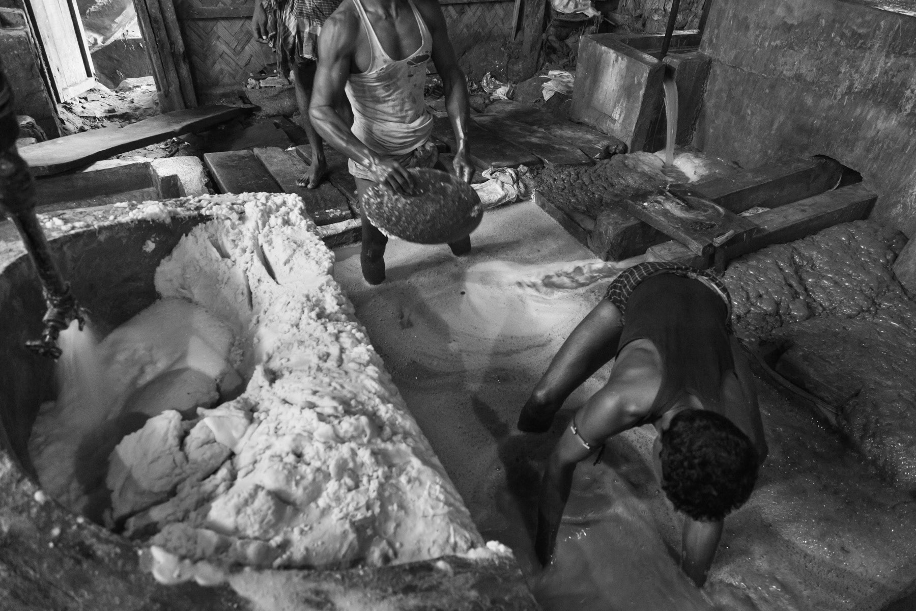 Salt cleaning before further process, Chittagong, October 2014