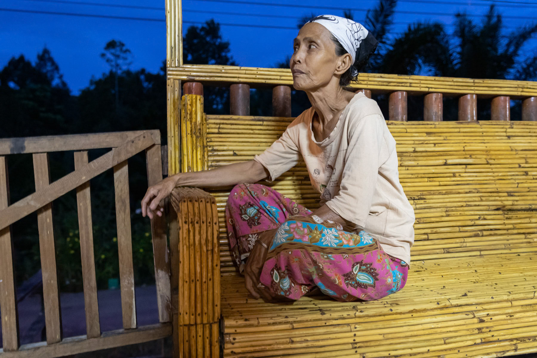 Indingenous woman of the Bukit tribe. The Bukit tribe was originally living in the tropical rainforest. During the past decennia mine exploitation, logging and hydroelectric infrastructure have severely jeopardized their way of life and livelihood. Through re-settlement projects they are mostly living in small community clusters at the edge of the rainforest. Bukat settlement, Sarawak, Malaysian Borneo, June 2022
