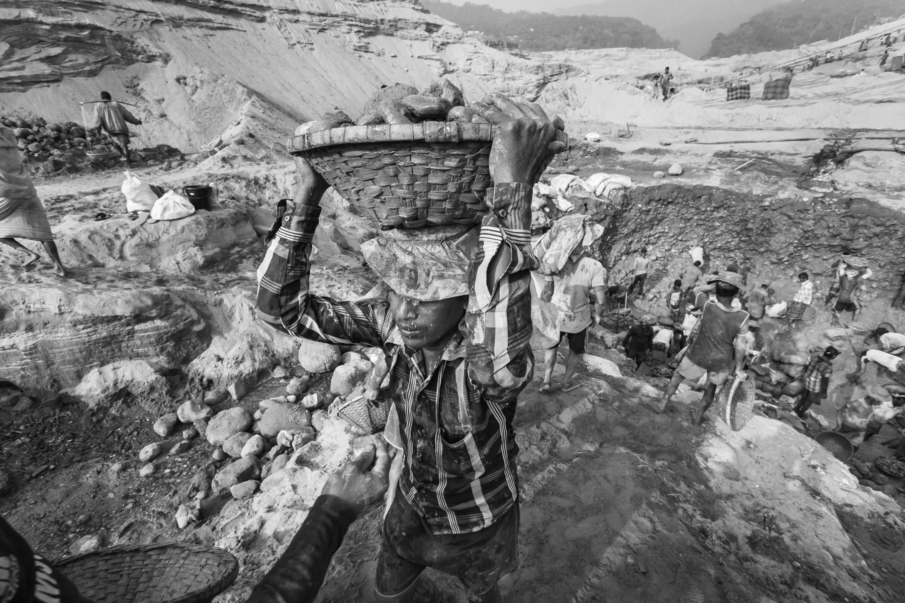 Seasonal migramt workers extracting stones from the river bed during the dry season, Tamabil in Bangladesh, December 2015