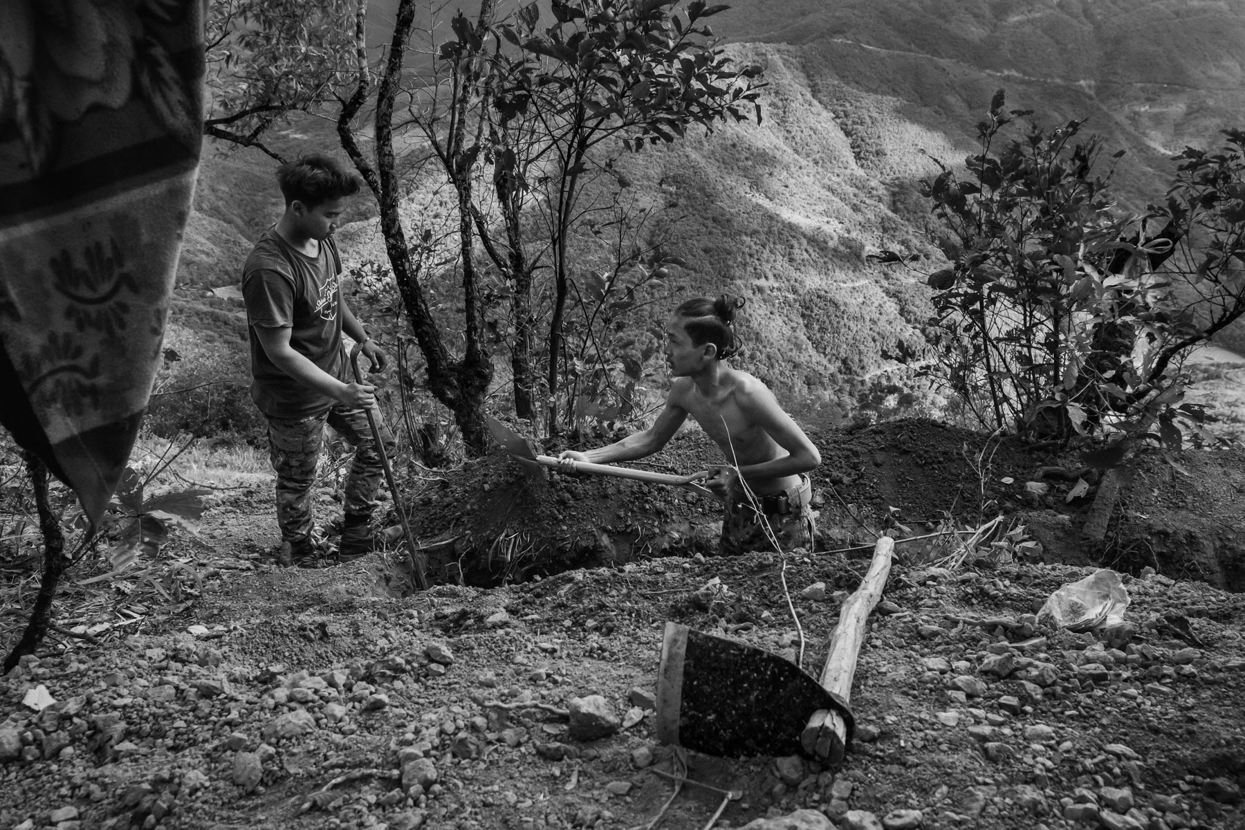 Chin National Defence Forces (CNDT) digging trenches on the frontline overlooking Tatmadaw positions in Falam Township. Chin State, Myanmar, November 2022
