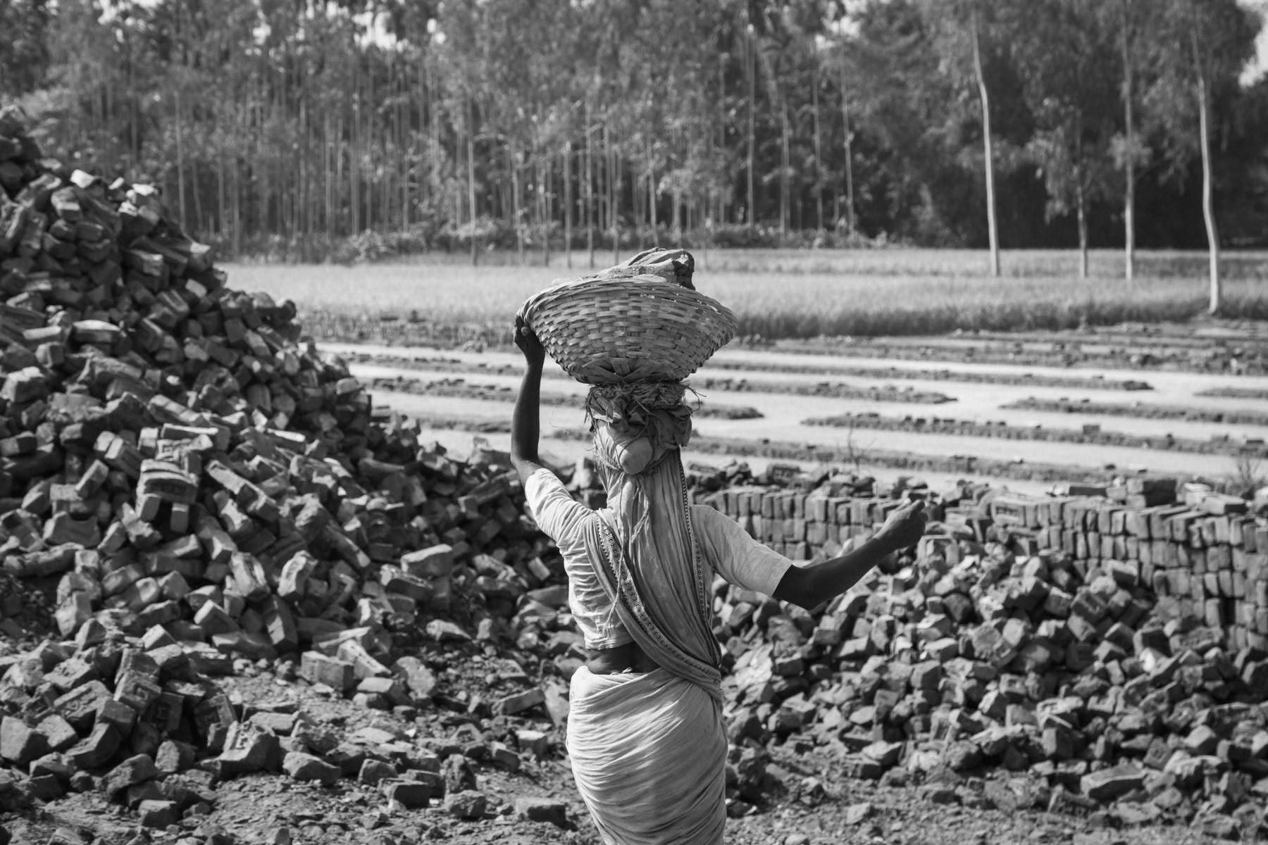 Sorting bricks at the Kishamutpurnakar brick kiln, Kurigram, Bangladesh, October 2014