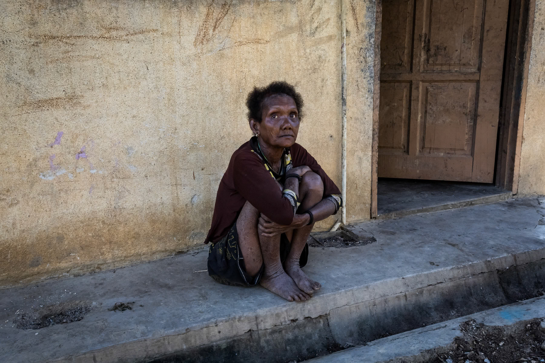 Old woman of the Bateq community, a tribe of the Orang Asli, the indigenous people of Malaysia. During the past decennia mine exploitation, logging and widespread palm oil plantations have severely jeopardized their way of life and livelihood. Through re-settlement projects they are mostly living in small community clusters at the edge of the rainforest. Pecah Keljbi settlement, Merapoh, Pahang, Malaysia, February 2020