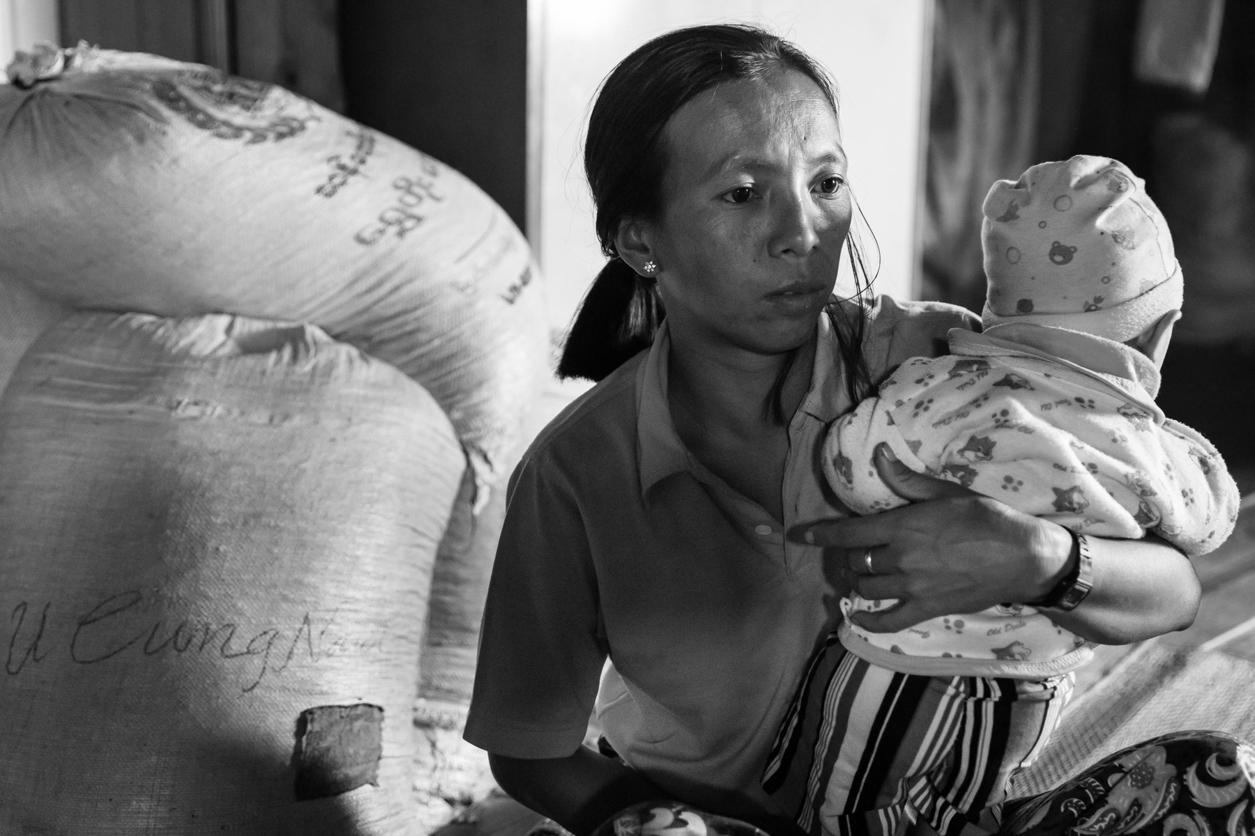 Sui Mang and her child in their temporary home in Thangaw village. Originally from Thantlang from where the entire civilian population had to flee as the town is on the frontline. Lautu region in Chin State, Myanmar, September 2022