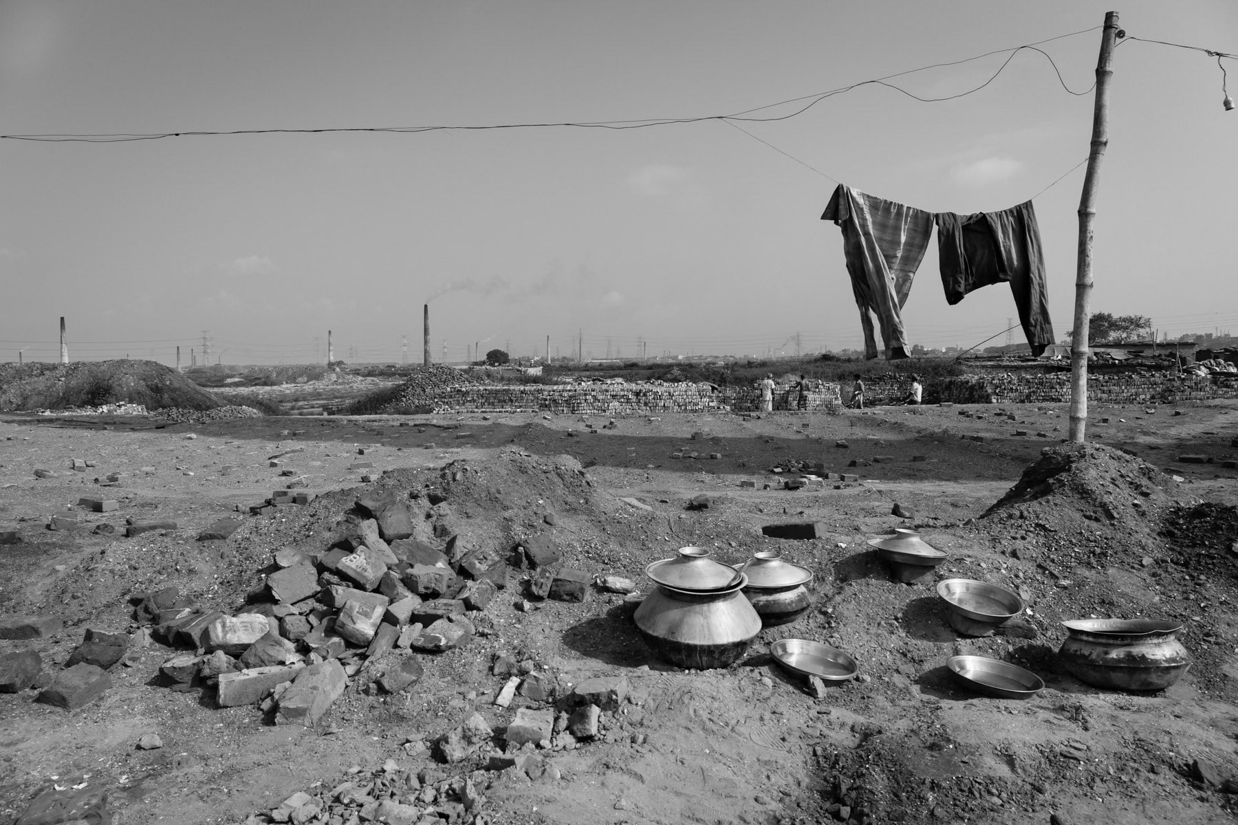 Using the heat of the brick kiln to cook, Amin bazar kilns, Bangladesh, May 2015