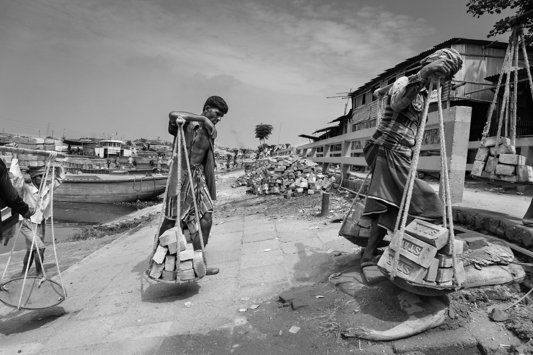 Unloading bricks coming from the nearby brick kilns by boat, Gabtoli, Dhaka, May 2015
