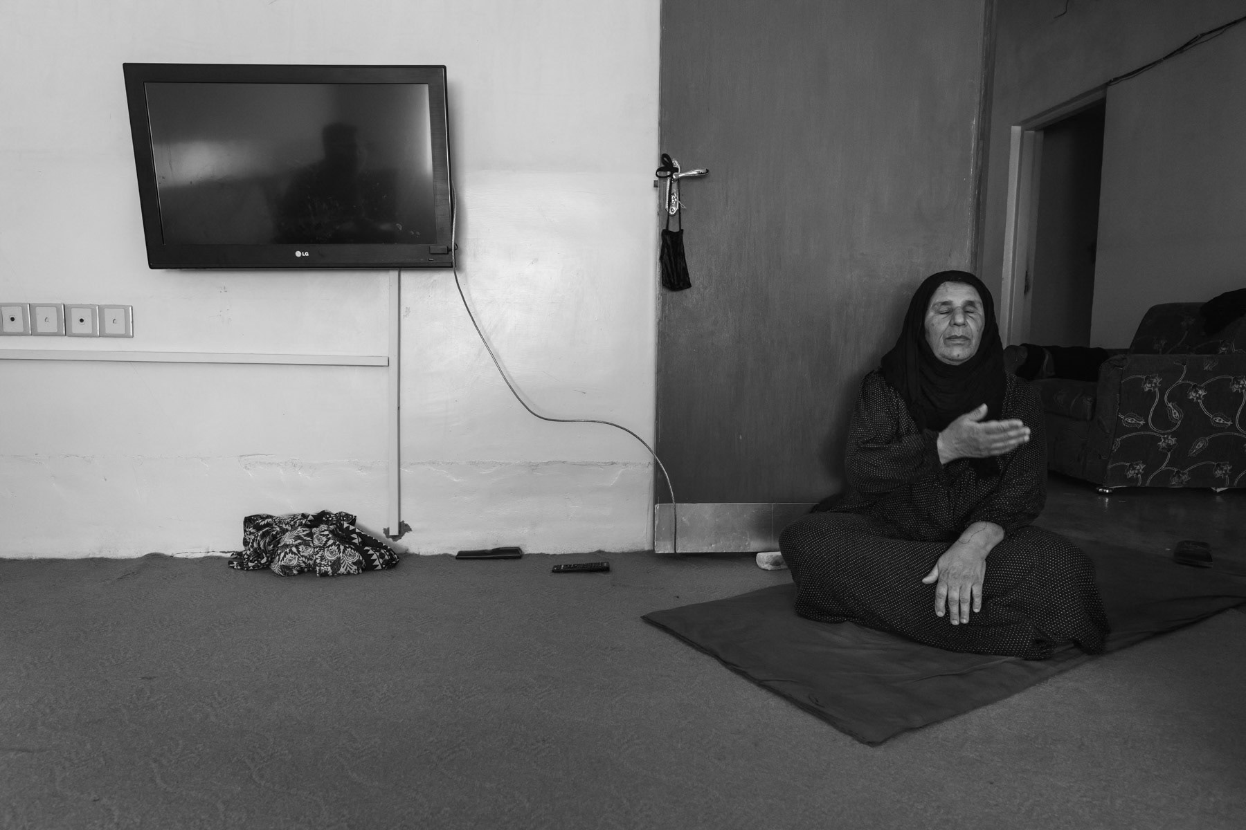 Soweiba, a victim of the Halabja chemical attack of 16 March 1988. She is blind since that day, mainly because it took more than one week after the attack to receive care and reach Teheran. Her five children and her mother all died during the attack. She has severe respiratory problems and requires frequently oxygen. She receives, like other recognized victims, a pension of 300 usd per month. Being alone provokes frequent anguish making her think about what happened 30 years ago and making her feel guilty that she survived. "I wish I died that day together with my 5 children who died in my lap". Halabja, Iraqi Kurdistan, Iraq, August 2018
