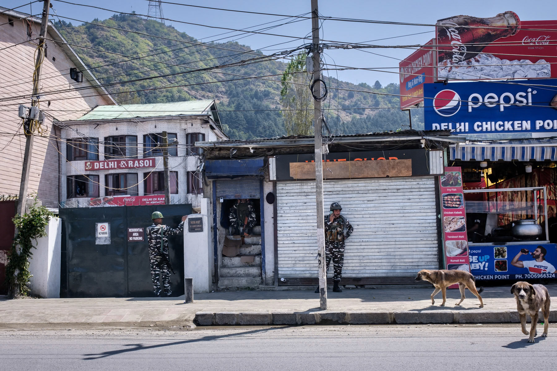Indian military on duty on the streets of Srinagar. Kashmir with a predominately muslim population is divided between Pakistan and India in a status quo that has lasted since the end of the British Empire. The Kasmiri population in the part of Indian Administrated Kashmir lives in what they experience as occupation and being deprived from their basic human rights and self determination. India keeps the region in check at a cost of hundred thousands of troops patrolling the region and the border areas with Pakistan. Srinagar, India, September 2023