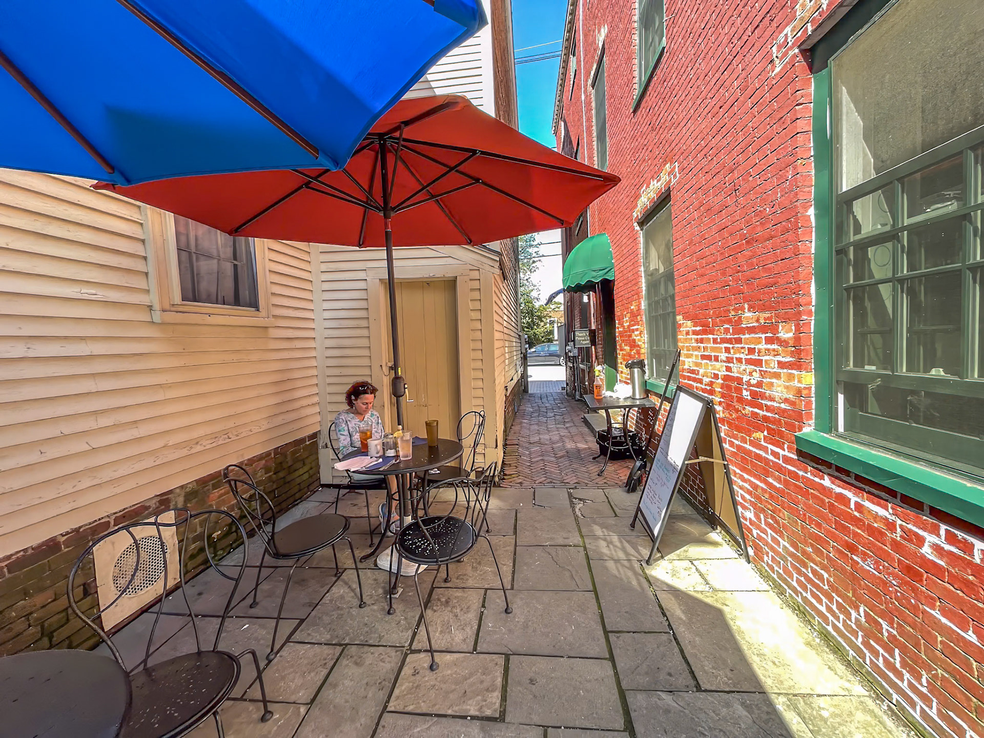 Colby's Outdoor Seating    ❤️