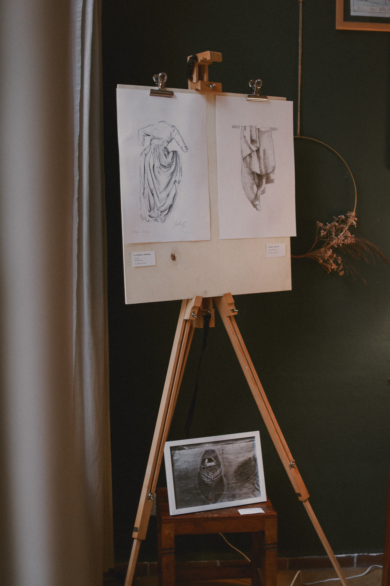 Zeichnung links: Elisabeth Breden / rechts: Carina Müller / unten: Florent Kanyiki