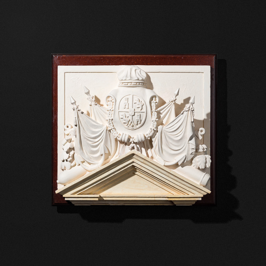 Escudo de armas de Carlos III. Palacio de la Aduana 2007. Compuesto cerámico Escala 1:10. Dimensiones: 39 x 36 x 9 cm