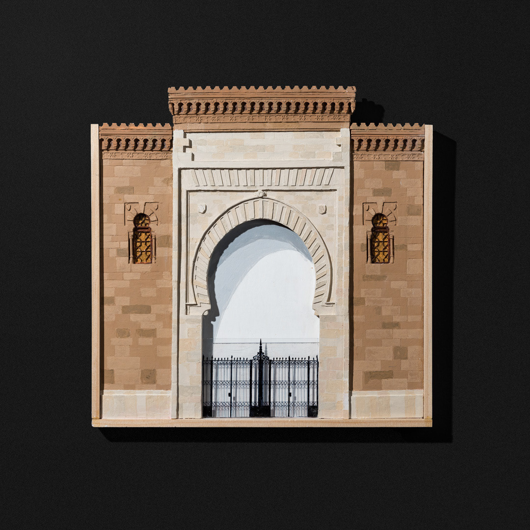 Puerta del mercado de Atarazanas 2023. Compuesto cerámico Escala 1:40. Dimensiones: 29 x 39 x 3,5 cm