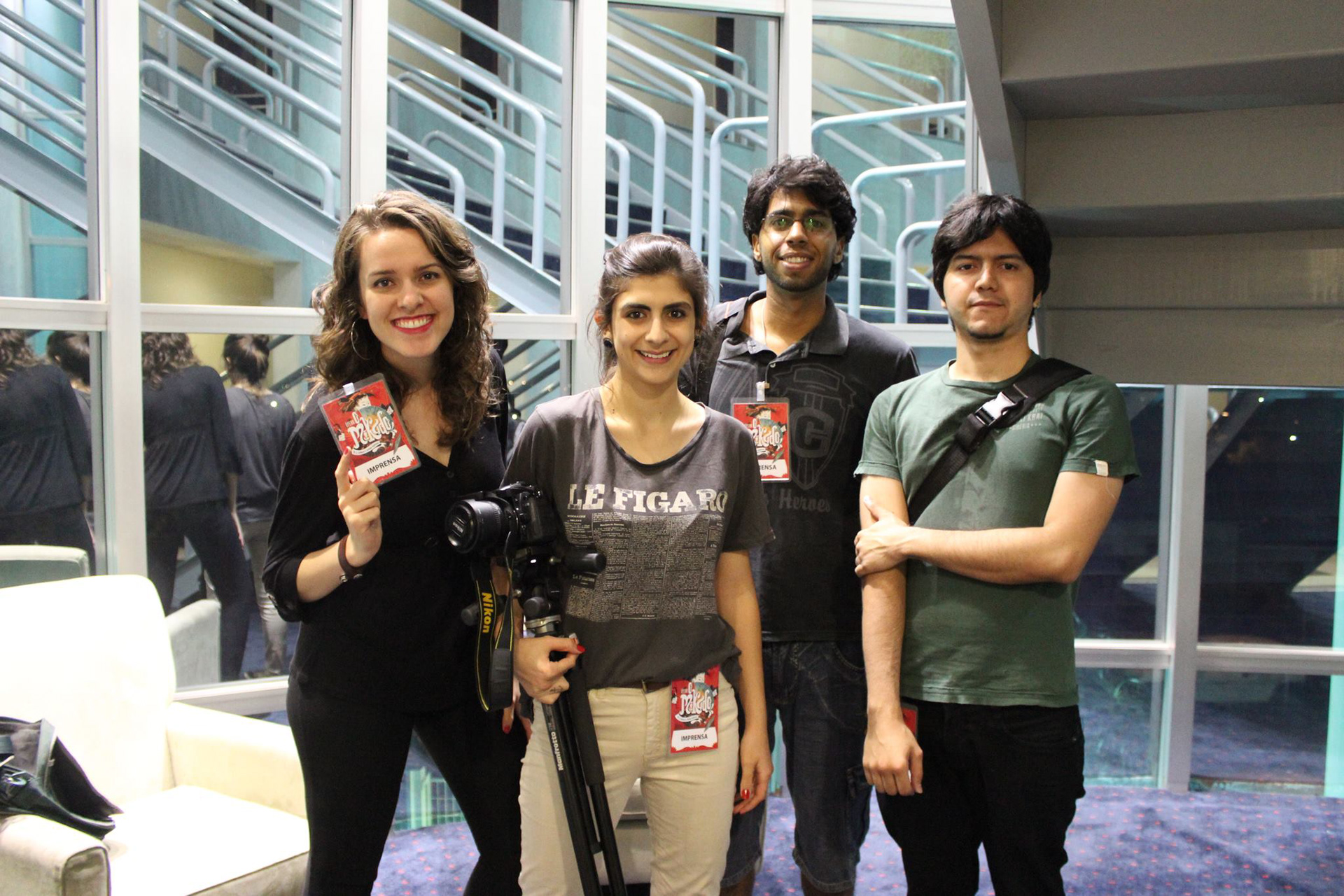 Em 2013, Ananda Ribeiro, Nabila Haddad, Fagner Bruno de Souza e Silva Leonel na equipe de captação de foto e vídeo do espetáculo O Mikado, no Teatro Marista. 