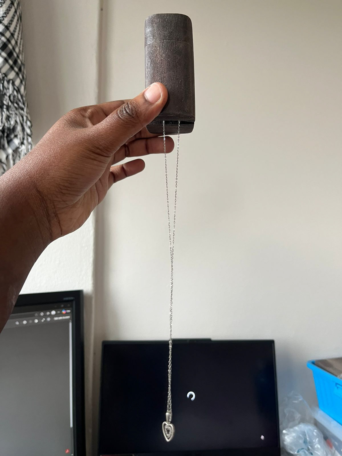 Gravity hook can hold Necklaces 