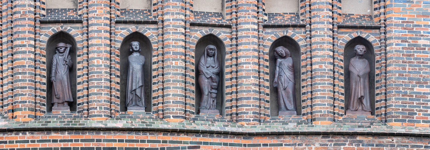 Figurenfries (Ausschnitt), Katharinenkirche, Lübeck