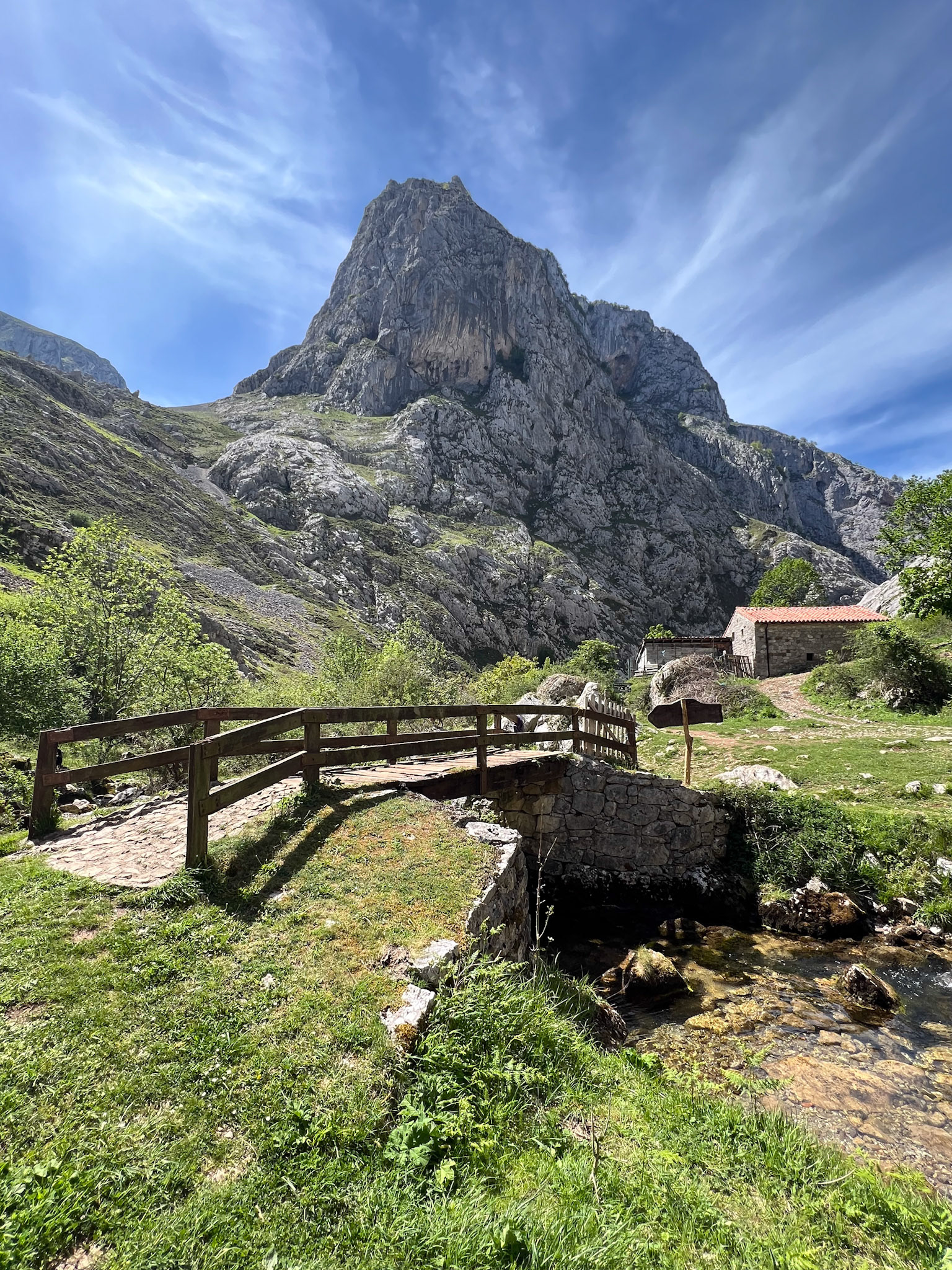 The trail to Poncebos