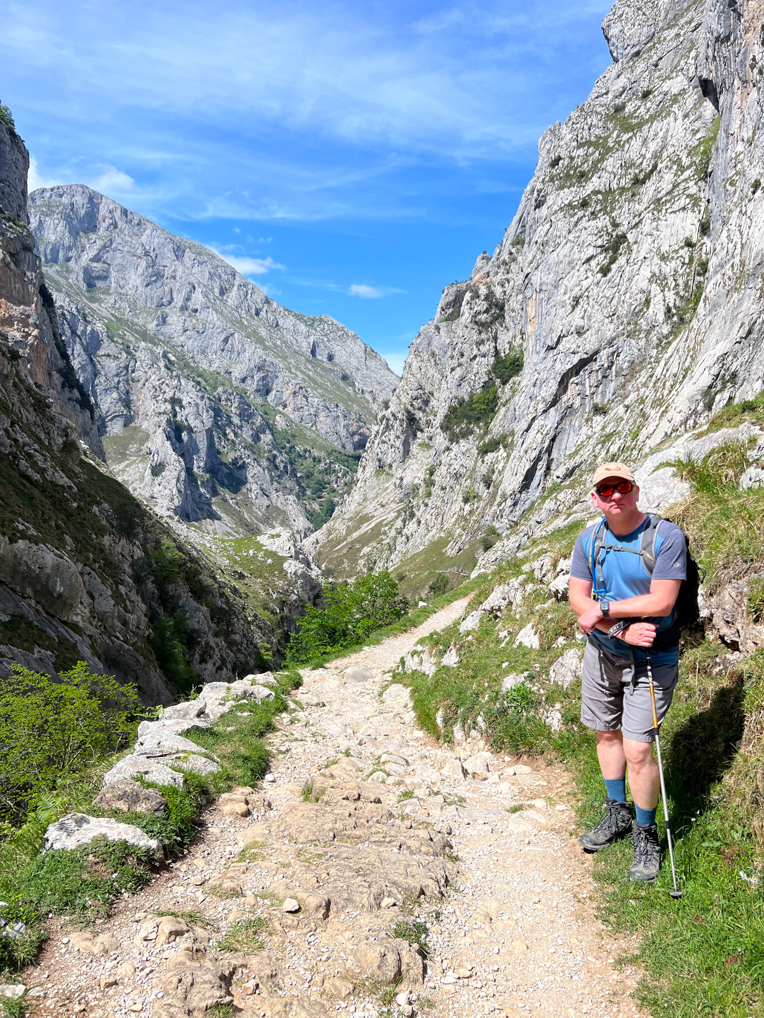 The trail down to Poncebos