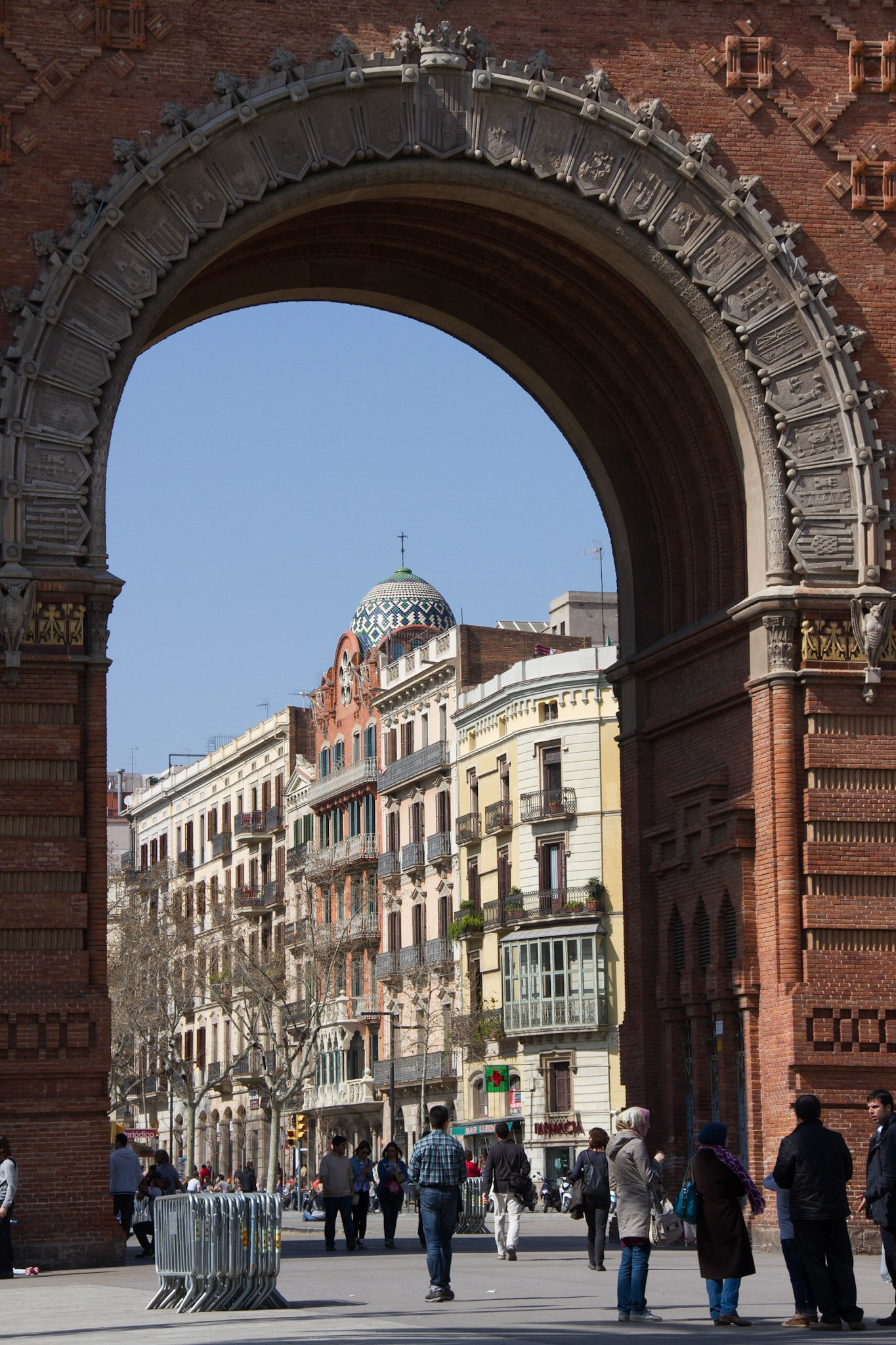 Through the Arc de Triomf