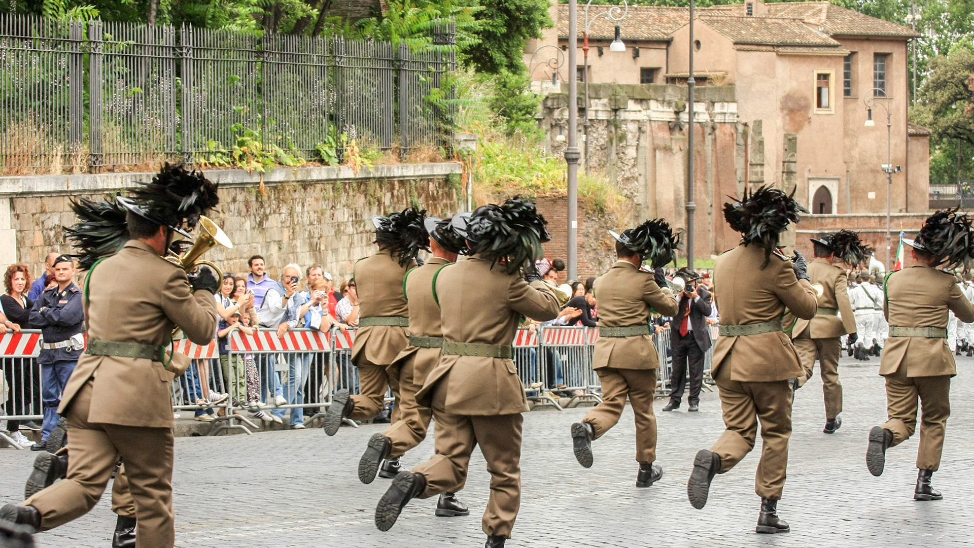 Italian Army Bersaglieri Band running