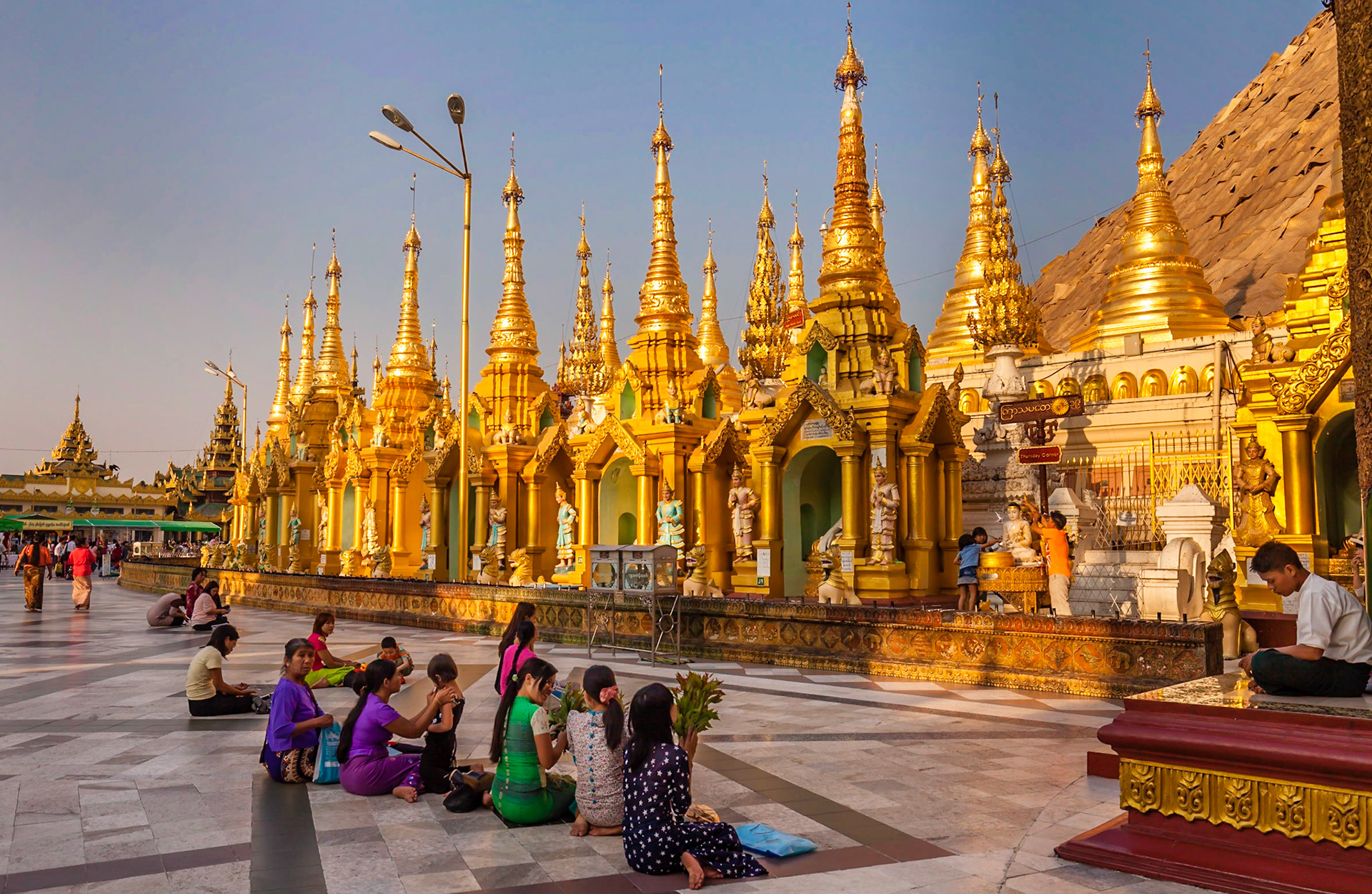 Worshippers, Shwegadon Pagoda