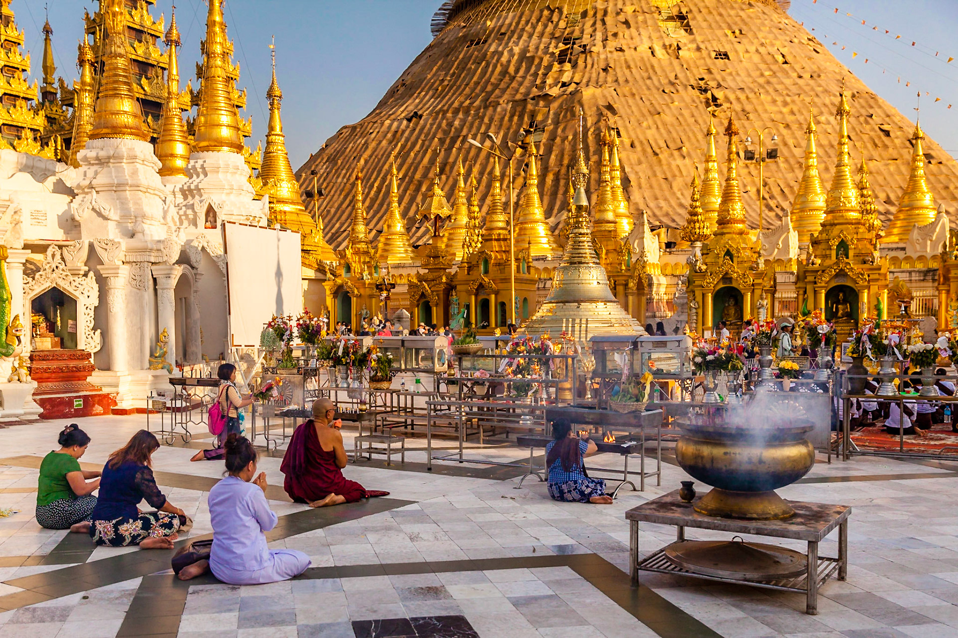 Worshippers, Shwegadon Pagoda