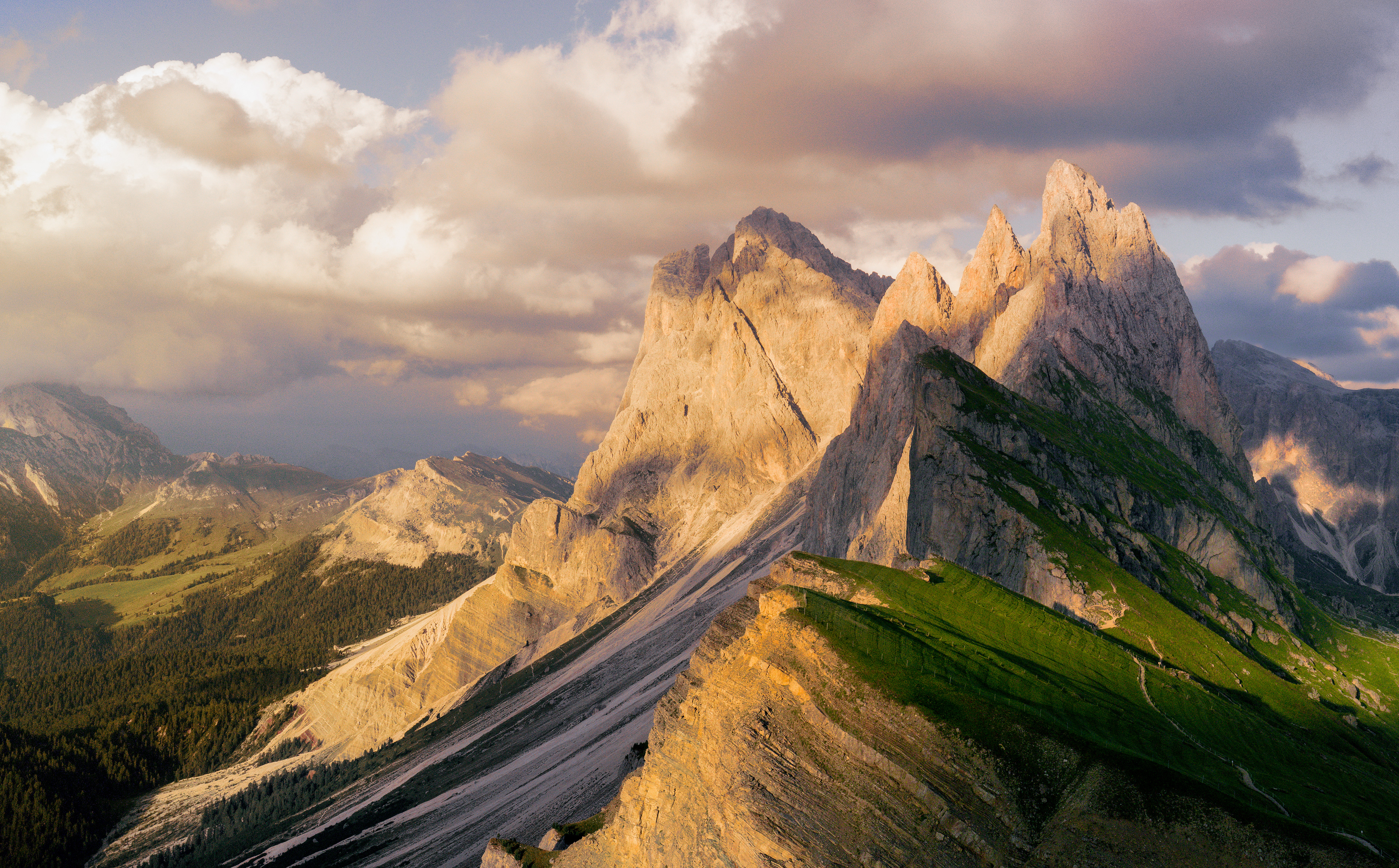 Seceda o zachodzie słońca