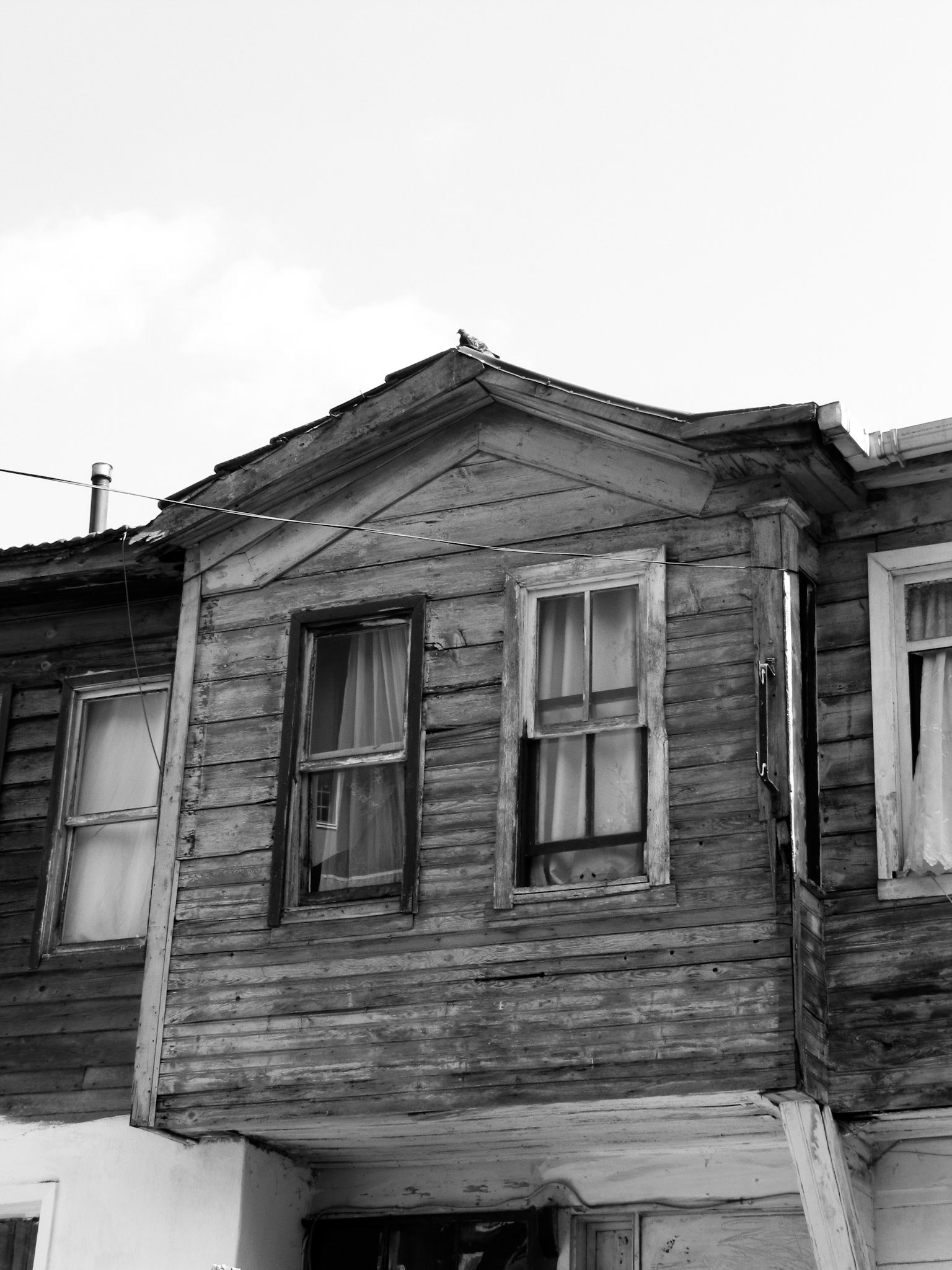 Maison de bois, Turquie (2011) 15 tirages 30x40cm, papier Fine Art Prestige RAG Baryta, sous cadre noir