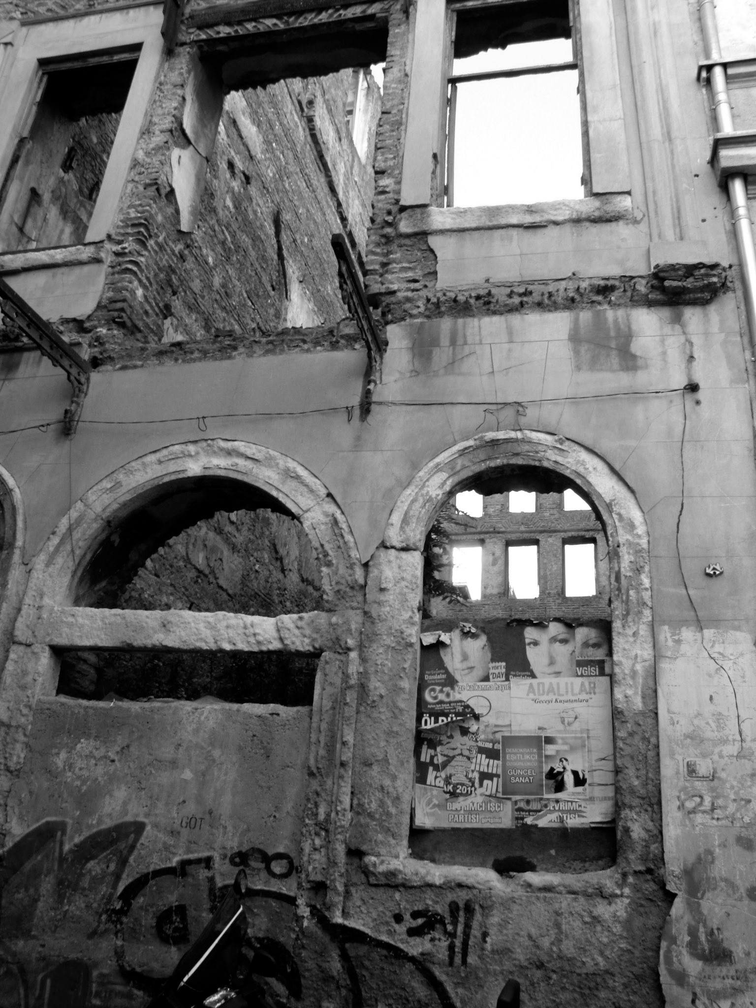 Bombardé, Beyrouth,Liban (2011) 15 tirages 30x40cm, papier Fine Art Prestige RAG Baryta, sous cadre noir