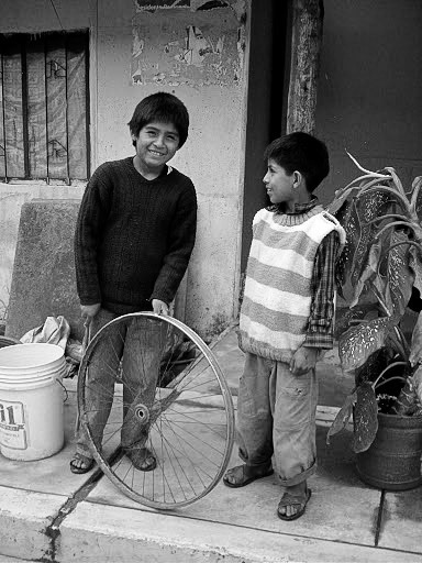 Born in Perou, jeu de la roue et du baton-2005