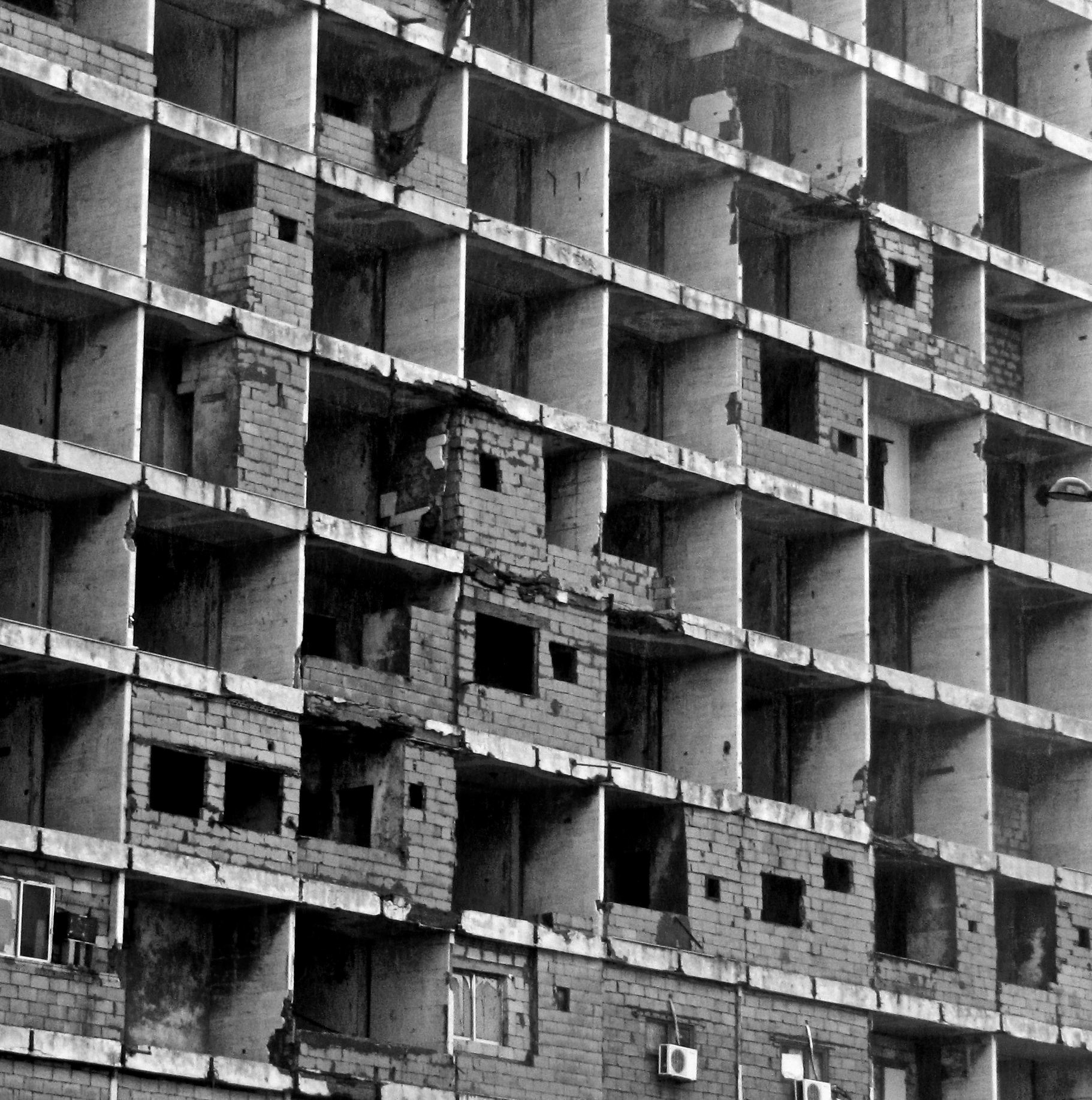 Propagation, Beyrouth, Liban (2011). 15 tirages 20x20cm, papier Fine Art Prestige RAG Baryta, sous cadre noir