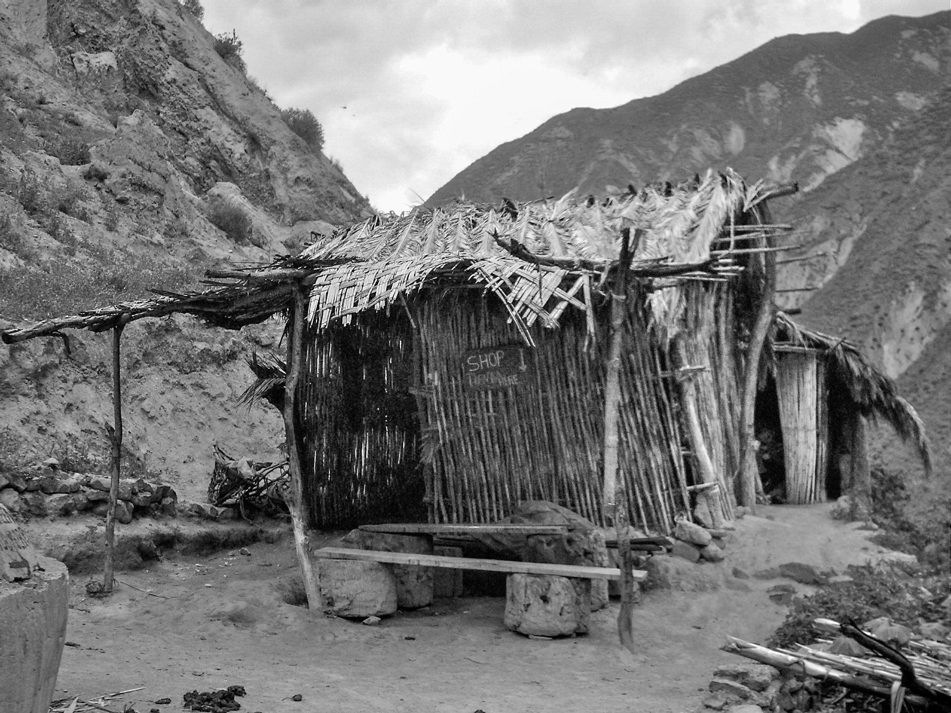 Colca Valley.Un seul commerce au fond d'un des plus profond canyon au monde, 2005, Perou. 15 tirages,30X40cm, papier Fine Art Prestige RAG Baryta, sous cadre noir